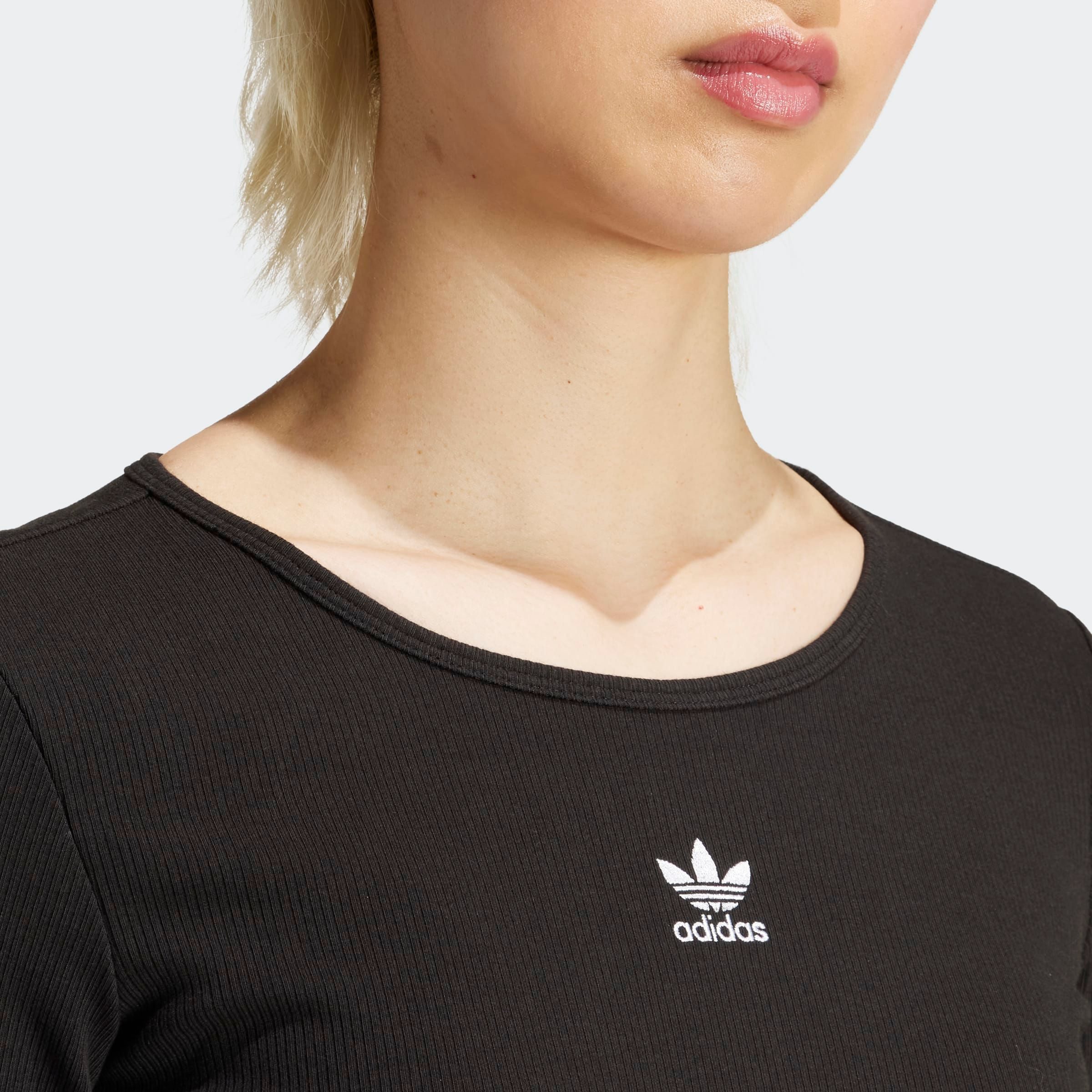 adidas Originals Langarmshirt ESSENTIALS RIBBED bauchfrei, aus Baumwolle, Viskose und Elasthan, weicher Rippstrick