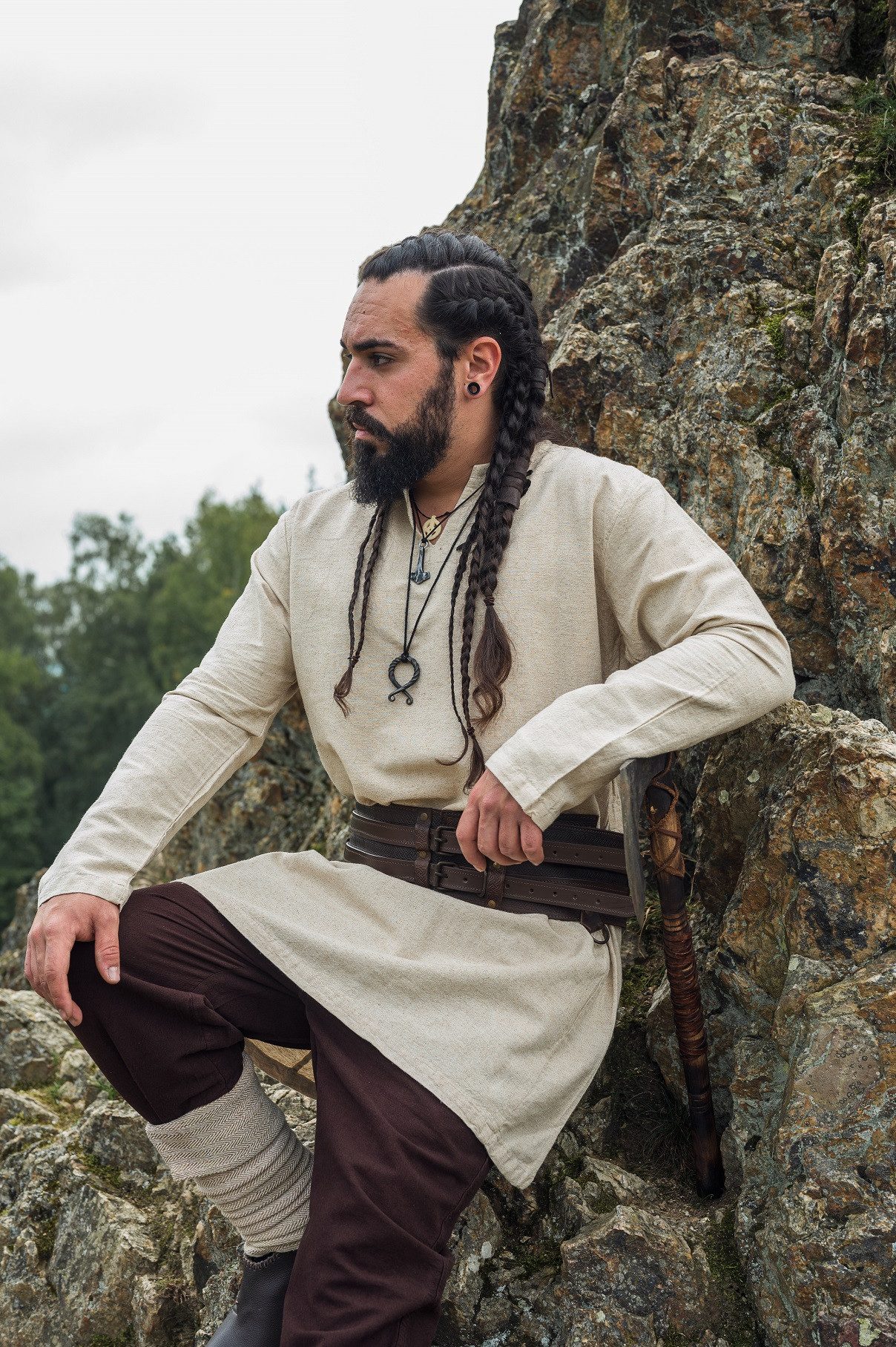 Leonardo Carbone Wikinger-Kostüm Langarm-Tunika "Ragnar" aus Leinen, seitliche Einsätze, V-Ausschnitt