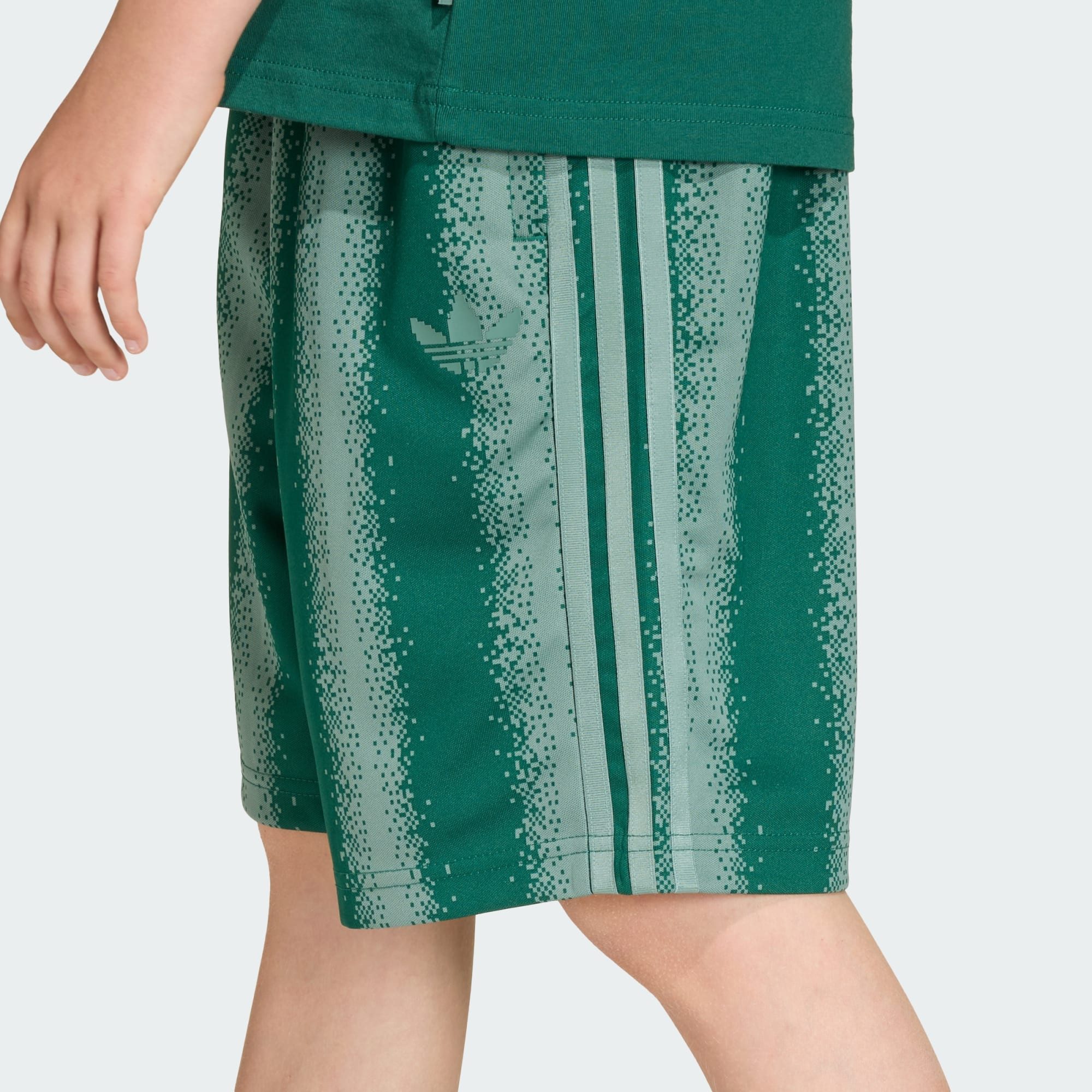 adidas Originals Shorts ADIDAS MINECRAFT OVERSIZED KNEE LENGTH SHORTS (1-tlg)