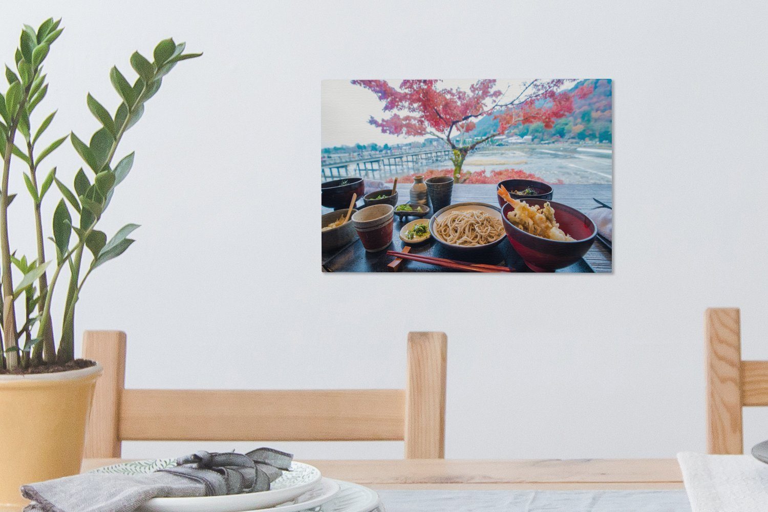 Tisch einen Wandbild OneMillionCanvasses® Gerichten (1 Blick Blütenbaum von mit St), Leinwandbilder, 30x20 der, Wanddeko, einem Aufhängefertig, cm Leinwandbild auf