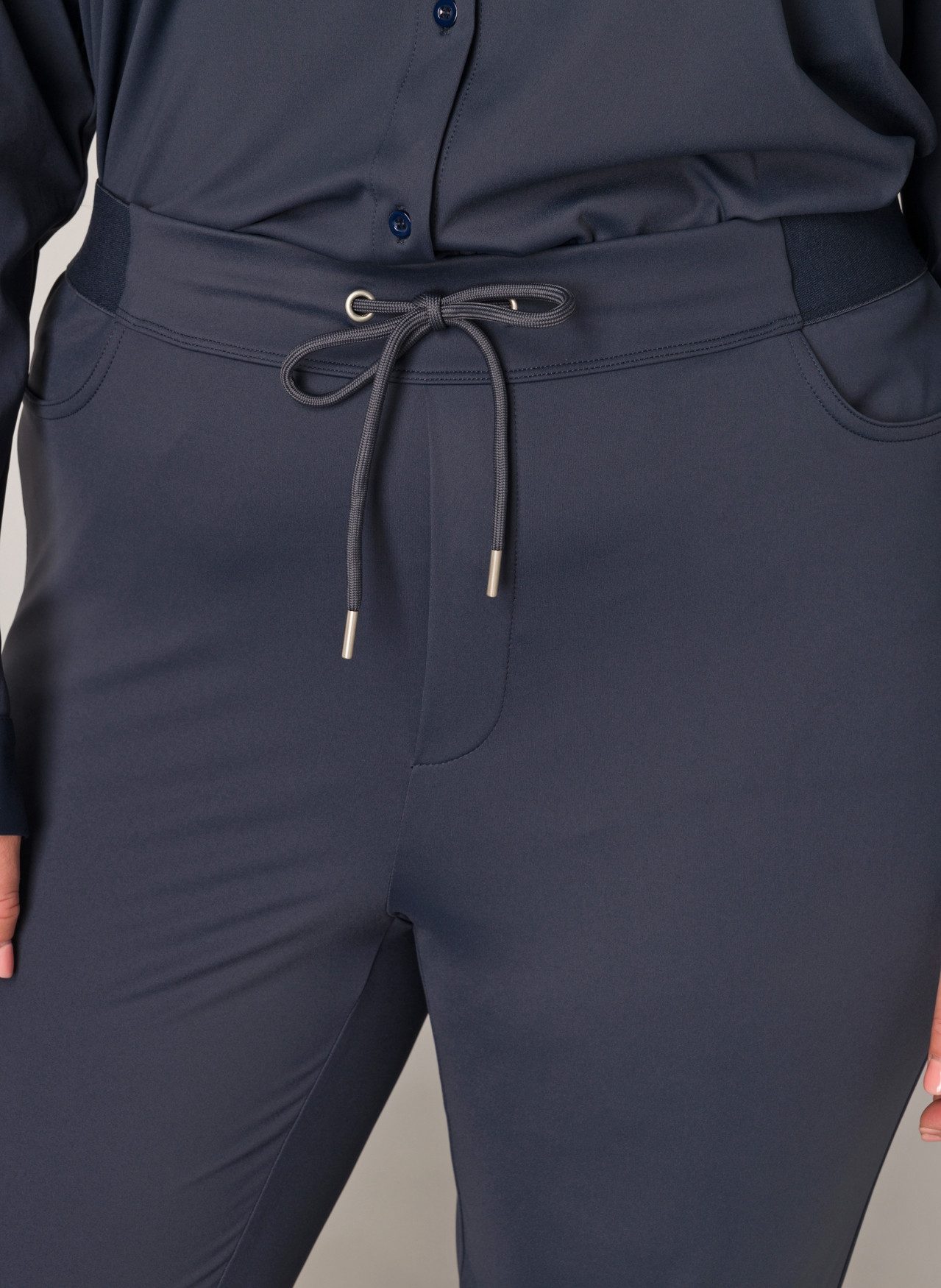 Base Level Curvy Stoffhose Liana Sommerhose mit Stretch und Kordelzug, im Jeggings-Style – Bild 4 von 5