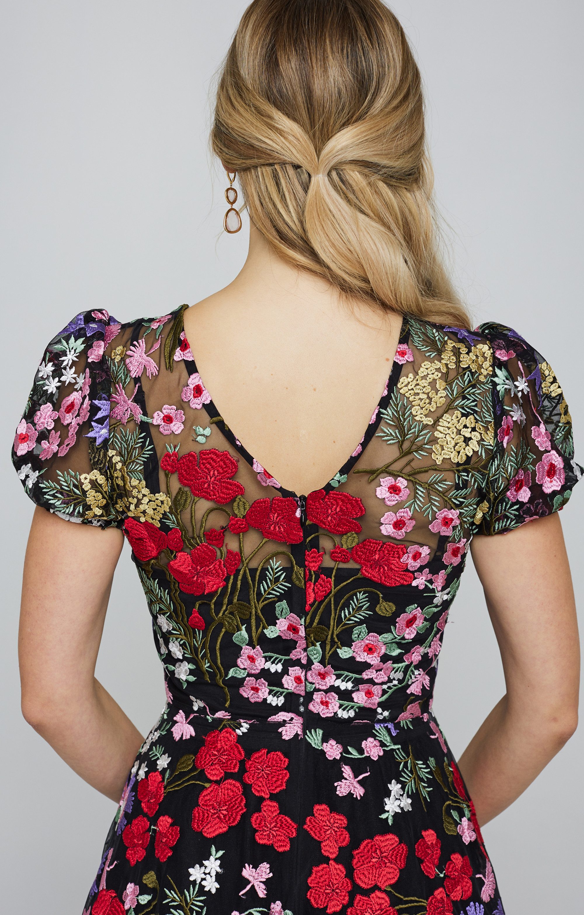MATSOUR'I Cocktailkleid Mathilde Florales Stickmuster in kräftigen Farben auf schwarzem Untergrund