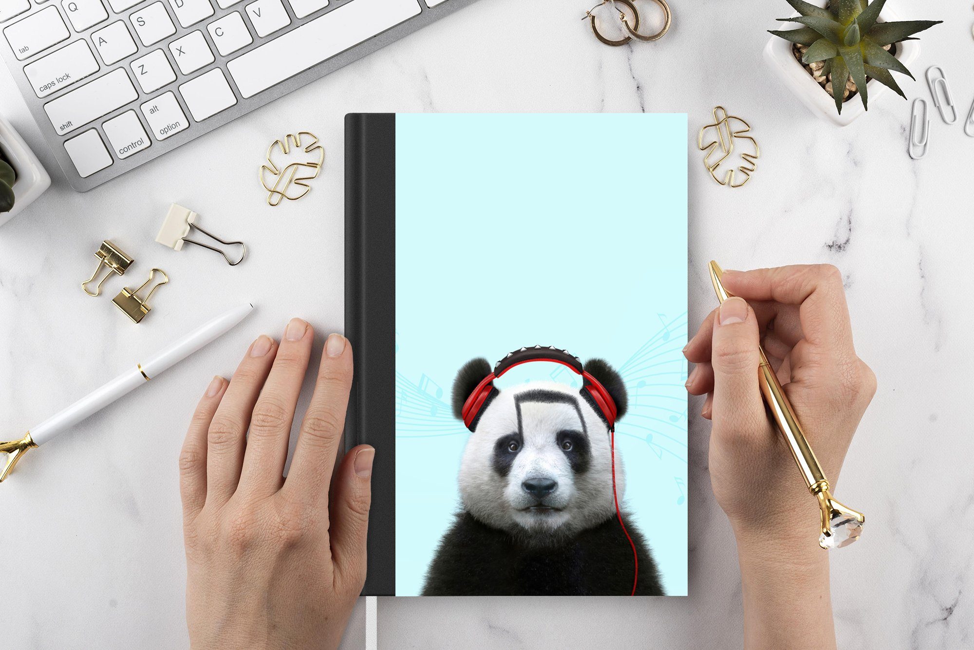 MuchoWow Notizbuch Panda Haushaltsbuch Seiten, Rot, A5, Tagebuch, Musiknoten - Notizheft, Kopfhörer Tier - - - Merkzettel, Journal, 98