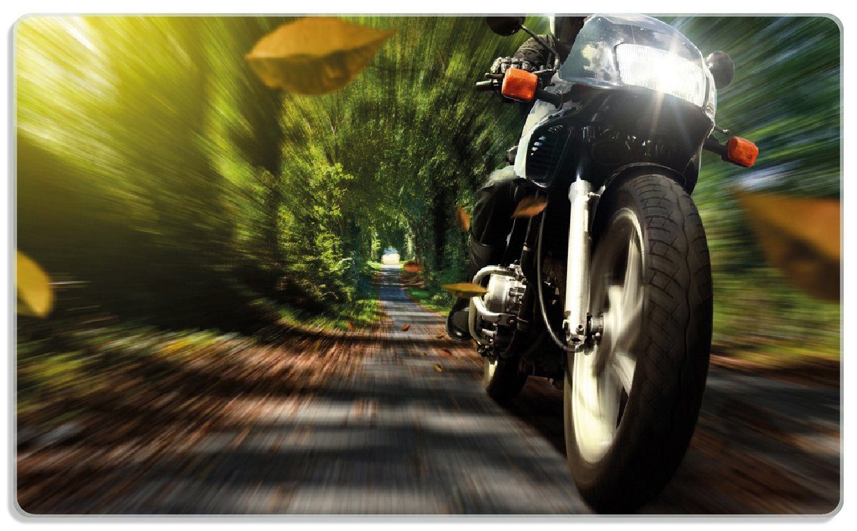 Wallario Frühstücksbrett Fahrendes Motorrad im Wald mit Herbstlaub, ESG-Sicherheitsglas, (inkl. rutschfester Gummifüße 4mm, 1-St), 14x23cm