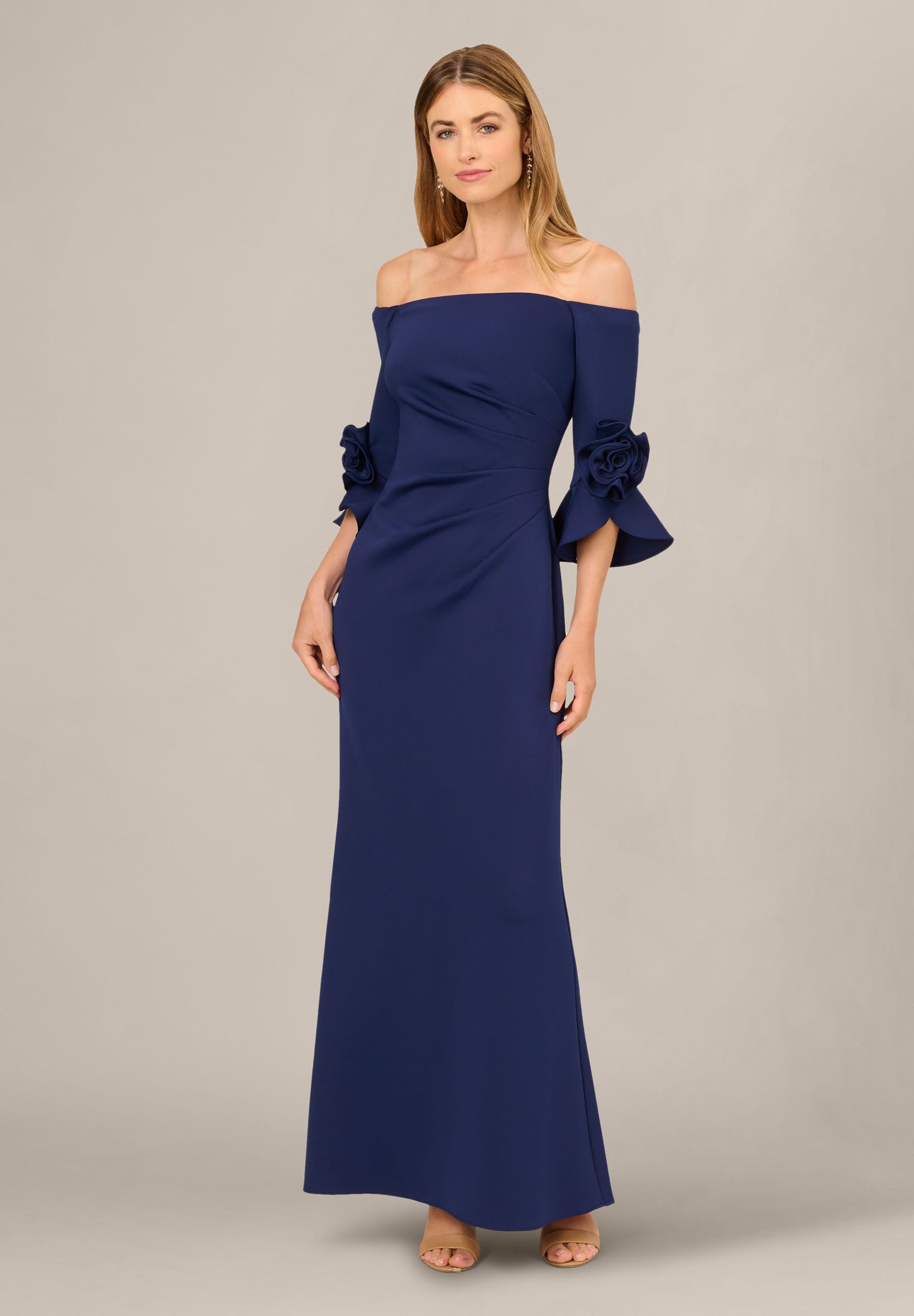 Adrianna Papell Abendkleid Rosette Scuba Crepe Gown Elegantes und strukturiertes Kleid mit Rosenverzierung