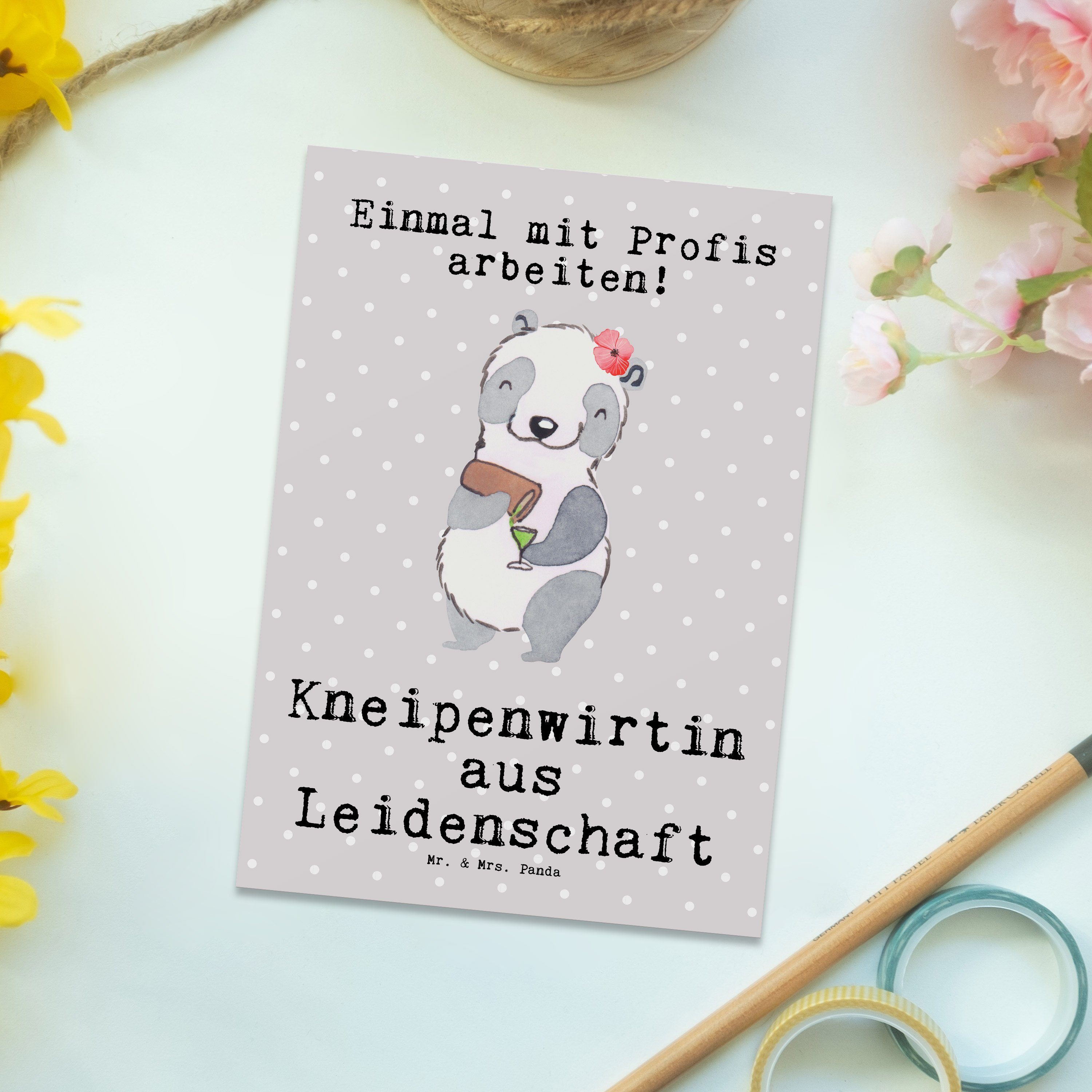 Mr. & Mrs. Panda Postkarte Kneipenwirtin Pastell - Geburtstags Leidenschaft Grau Geschenk, aus 