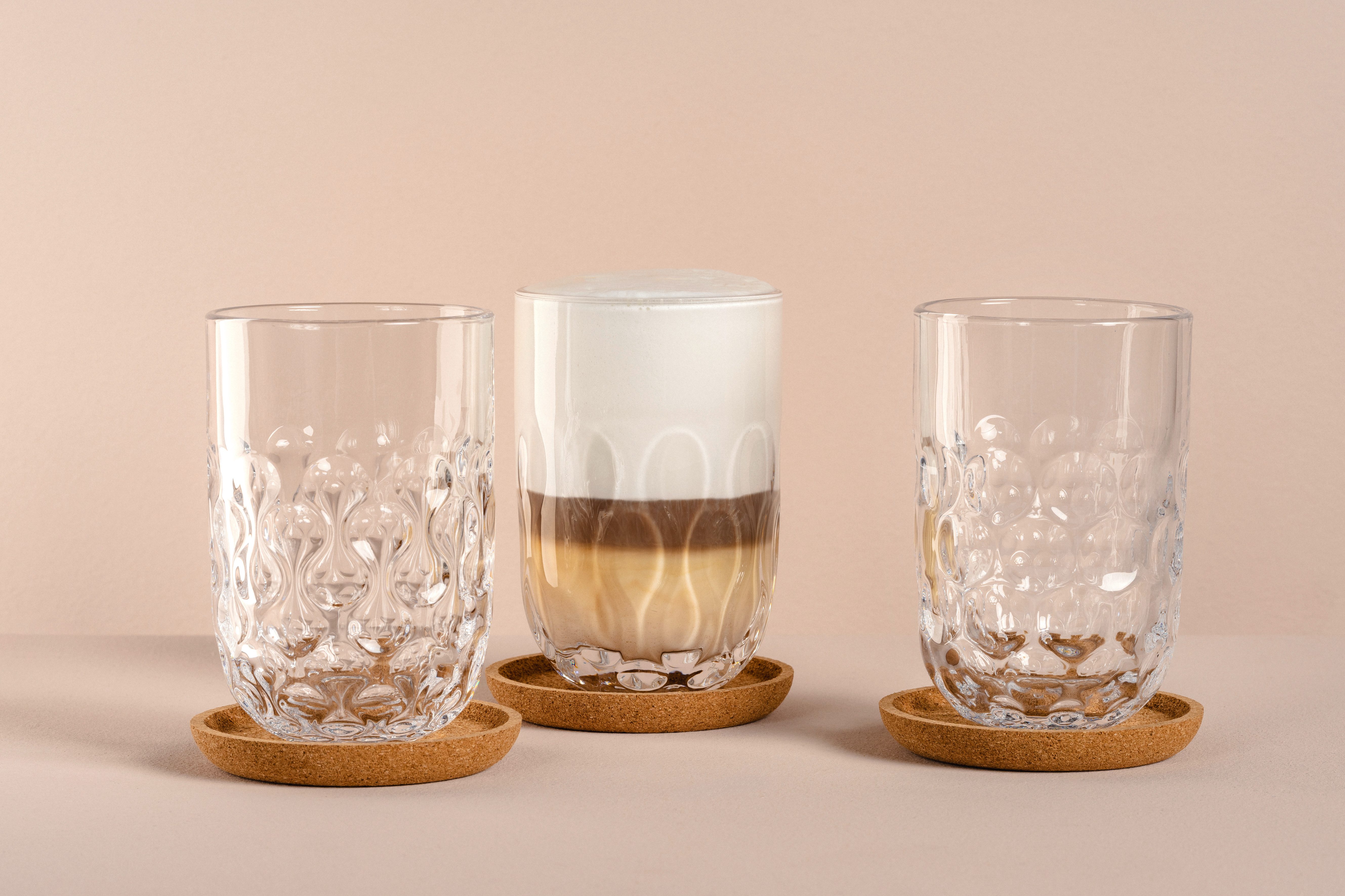 LEONARDO Gläser-Set Latte Macchiato-Set GOCCE, 380 ml, 6-teilig, 6-tlg., Glas, 3 Gläser mit unterschiedlichem Tropfenrelief, inkl. Kork-Untersetzer