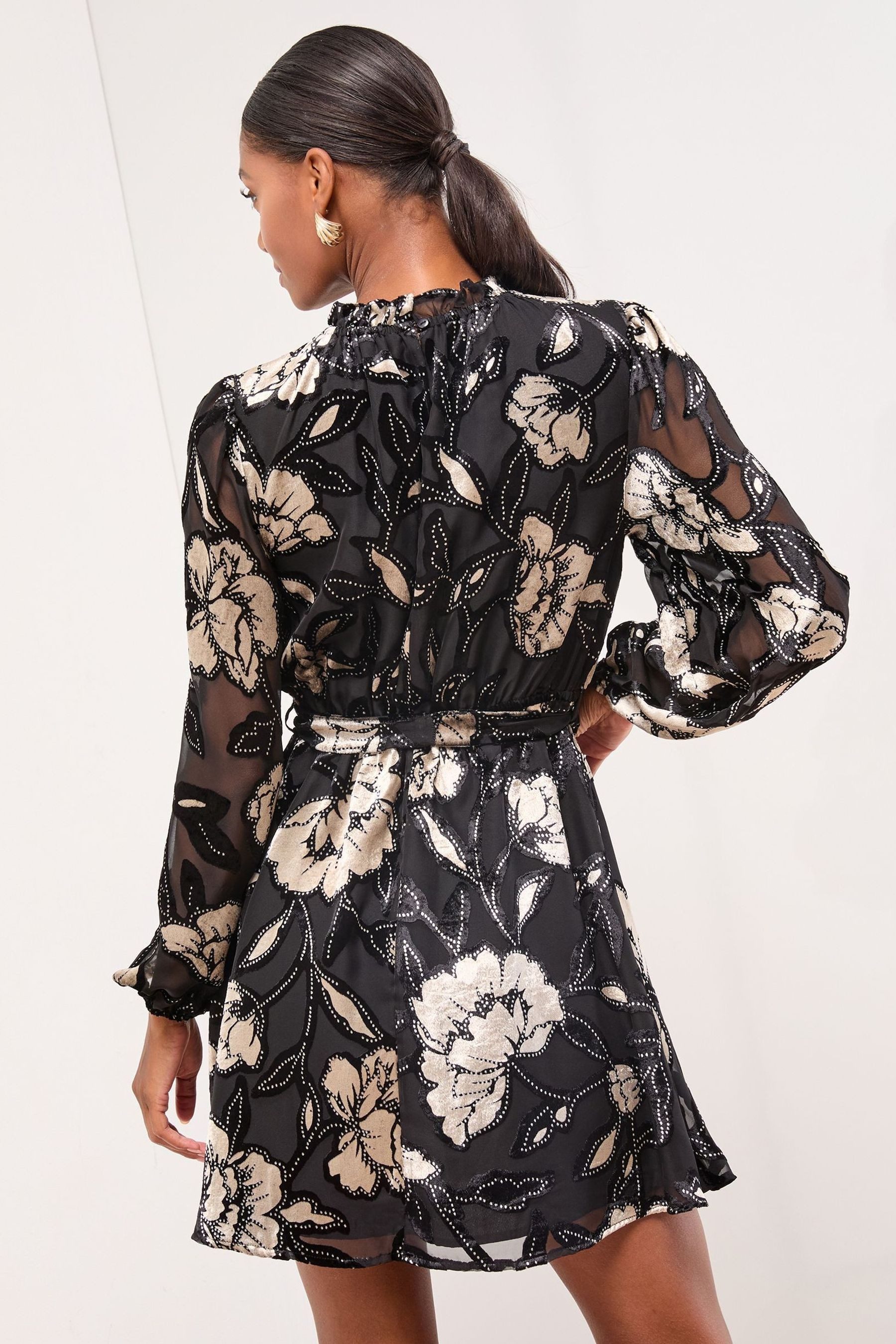 LIPSY Minikleid Lipsy tailliertes Langarm-Minikleid, Petite (1-tlg) günstig online kaufen