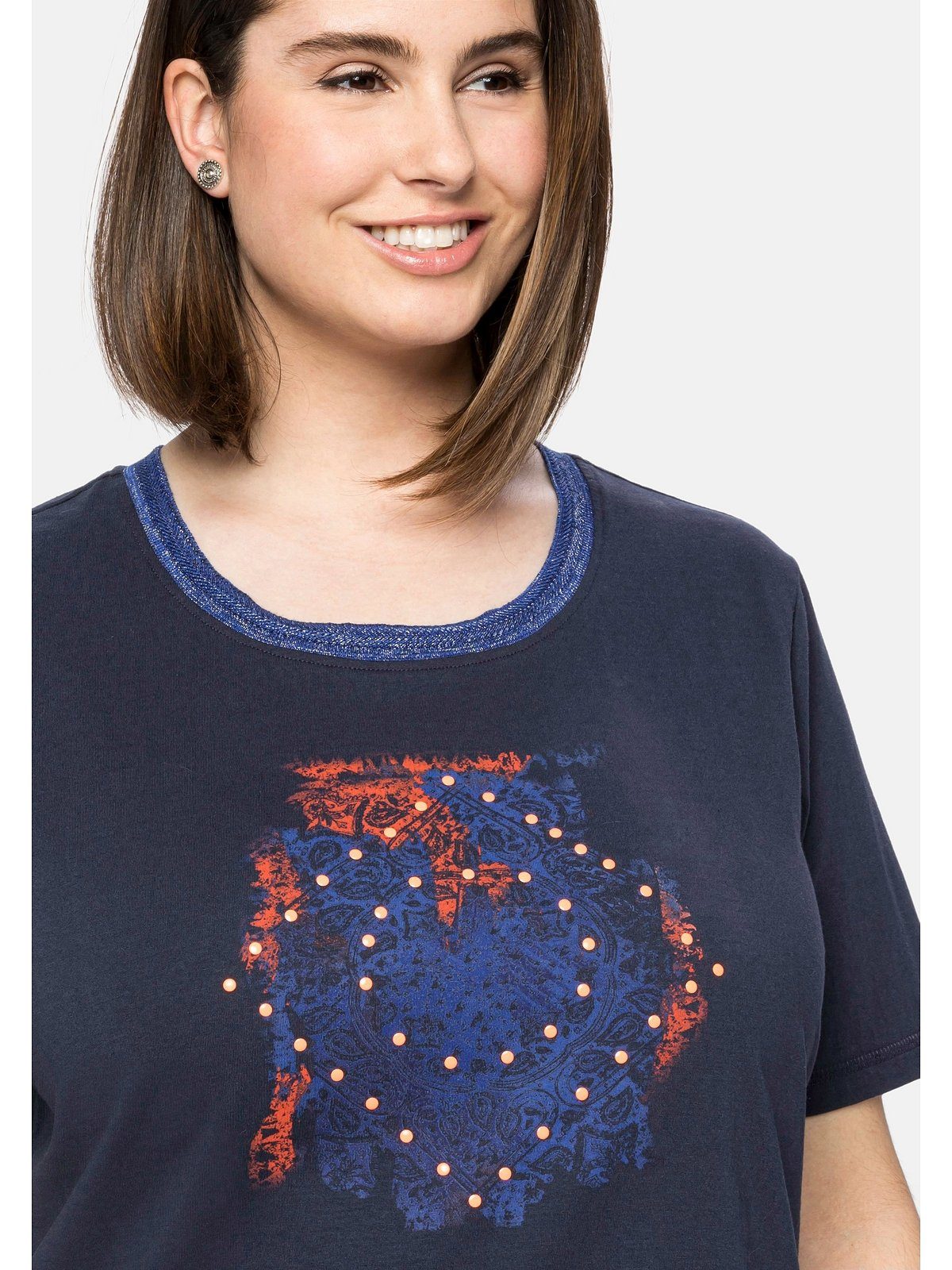 mit am Sheego Größen T-Shirt modischem Effektgarn Ausschnitt nachtblau Große und Frontdruck