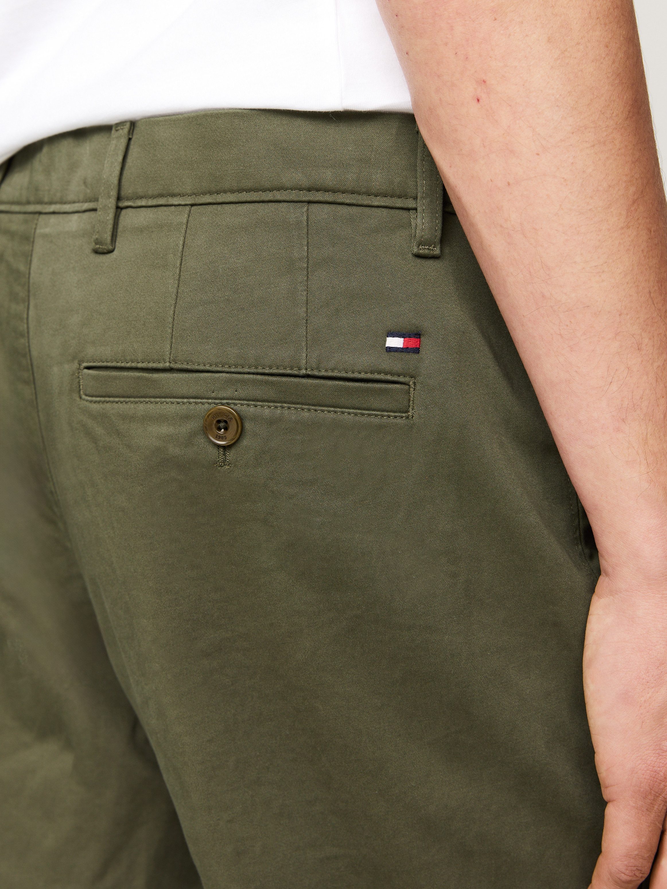 Tommy Hilfiger Chinohose DENTON CHINO SATIN mit Gesäßtaschen mit Knopf, Logostickerei – Bild 3 von 5