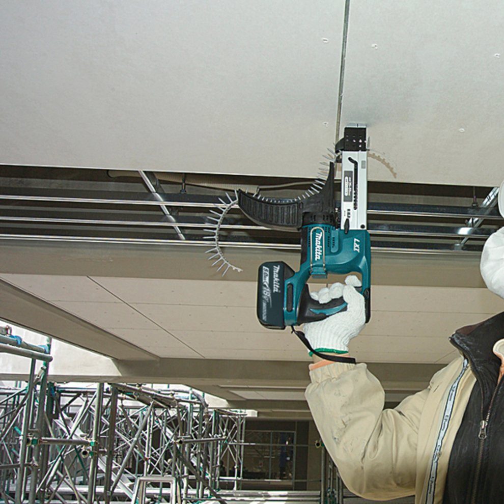 Makita 4000 18V/5,0 mit und Ah Akku-Magazinschrauber Ladegerät 2 DFR550RTJ, U/min, Akkus