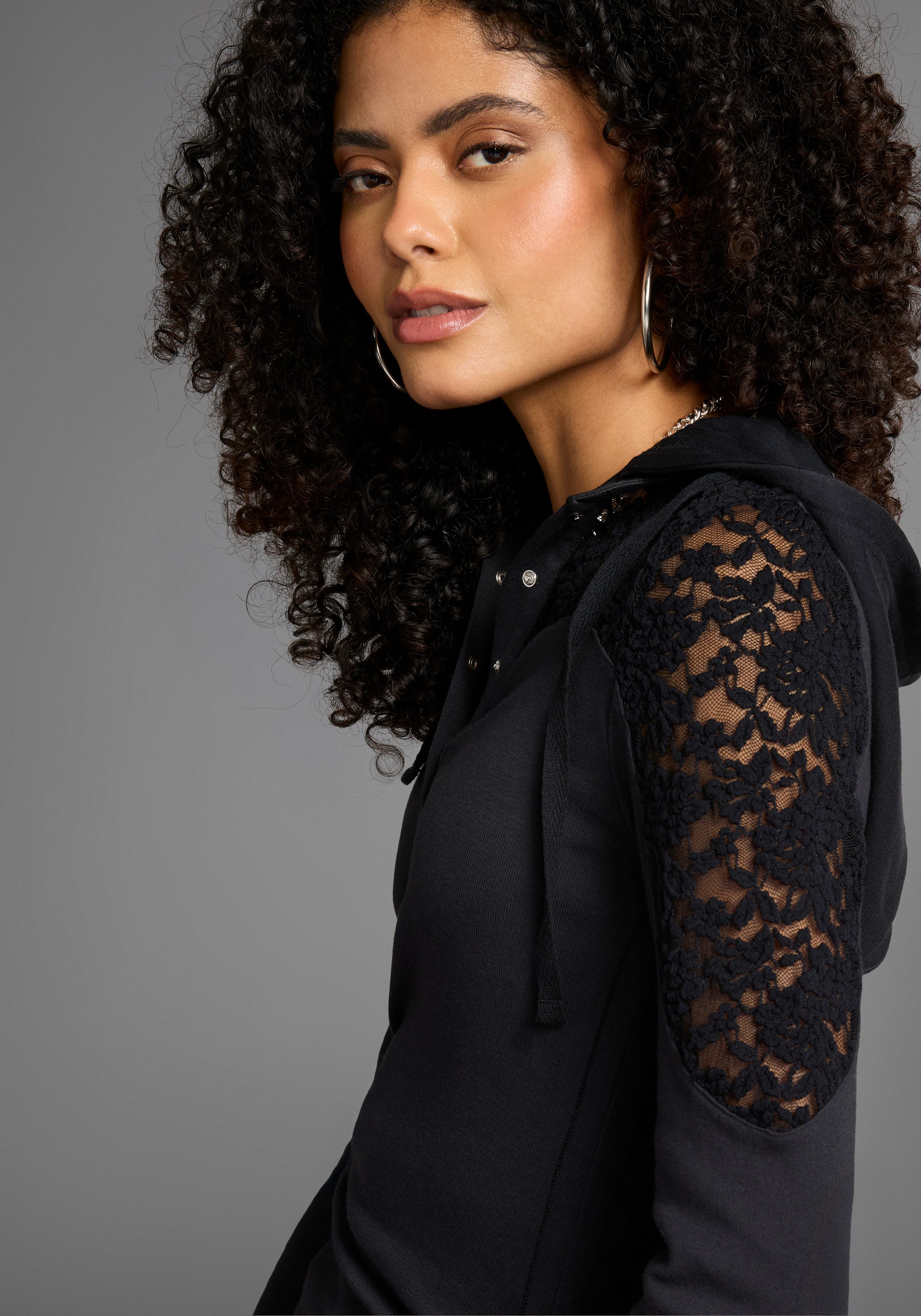 KangaROOS Kapuzenshirt Langarm, figurbetonter Schnitt, mit Spitze und Print, aus Baumwolle