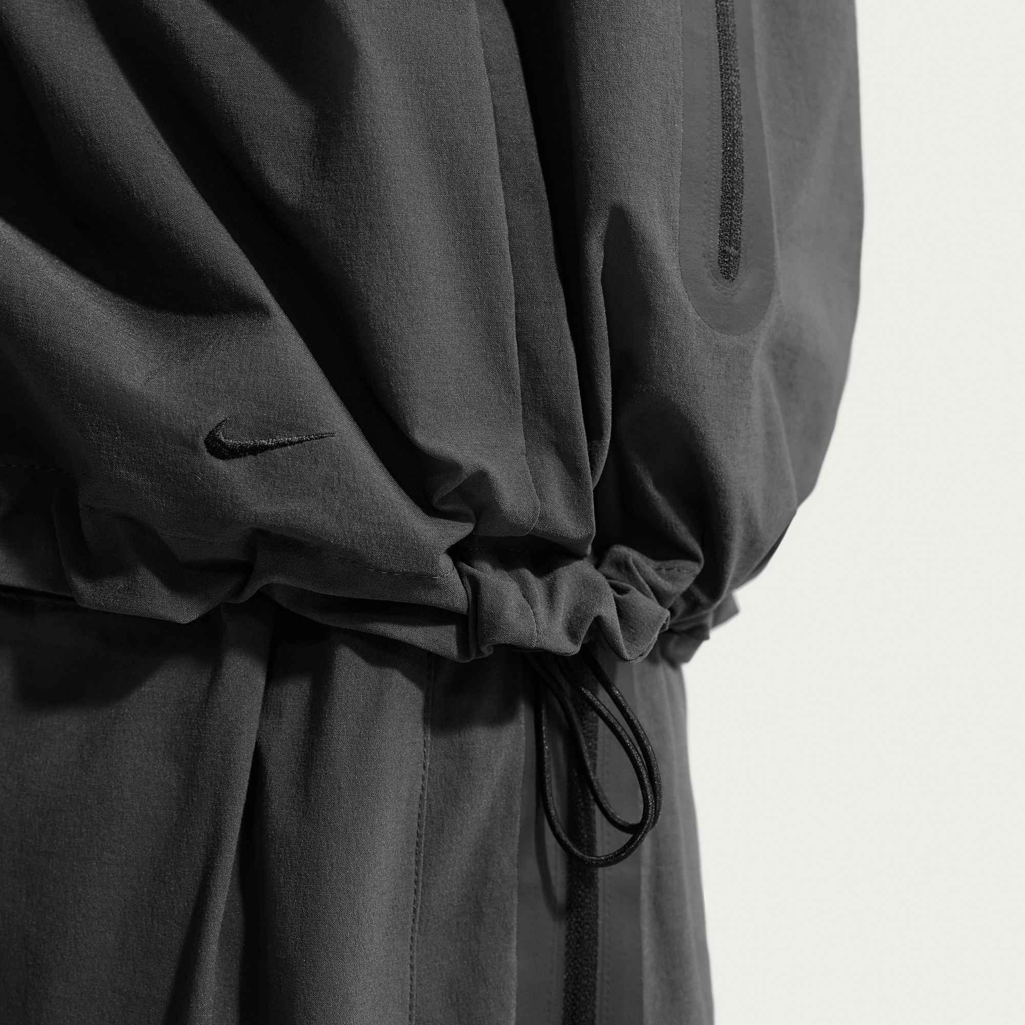 Nike Sportswear Trainingsjacke Nike Tech Men's Dri-FIT Woven Full-Zip Windrunner Jacket mit durchgehendem Reißverschluss, aus Woven-Material