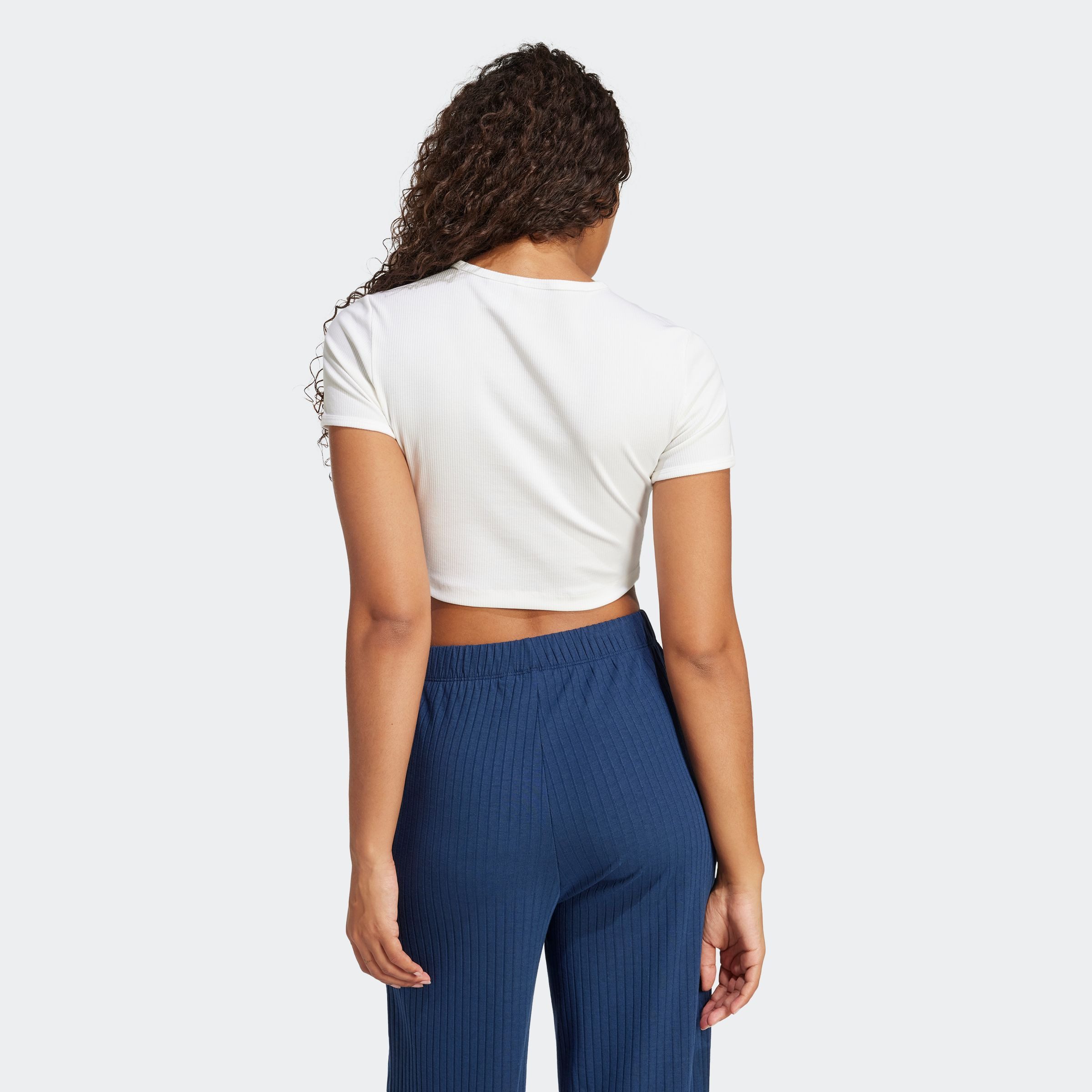 adidas Originals T-Shirt ESSENTIALS RIBBED CROP figurbetonte Passform, schmaler Schnitt, kürzerer Schnitt – Bild 2 von 5