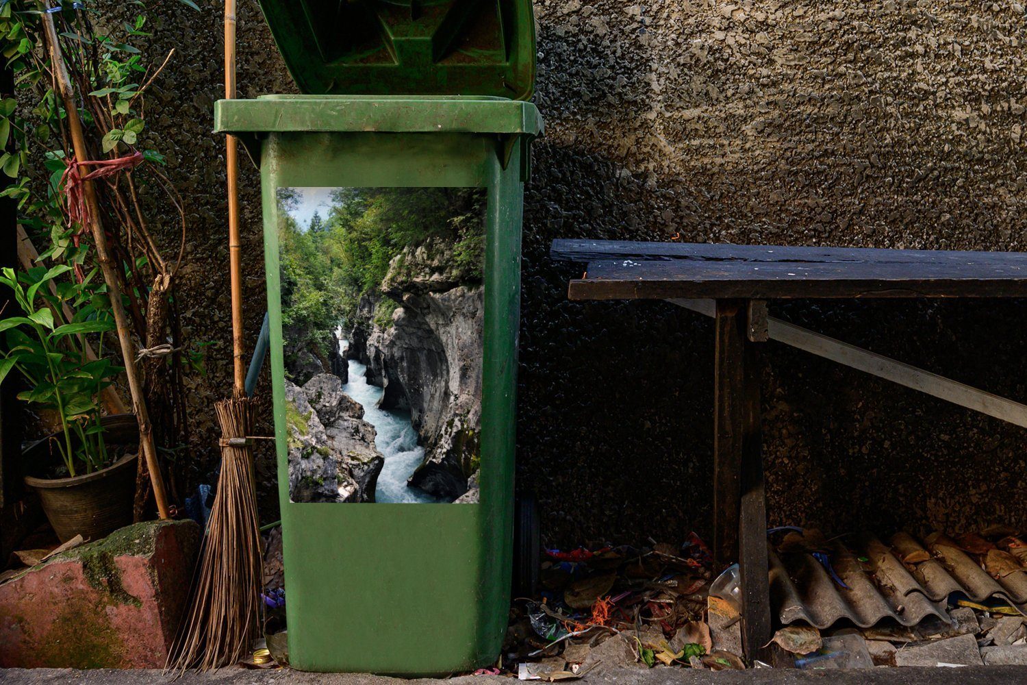 MuchoWow Wandsticker Fluss in Container, St), Abfalbehälter Soca Mülltonne, (1 Triglav-Nationalpark Mülleimer-aufkleber, Slowenien Sticker, im