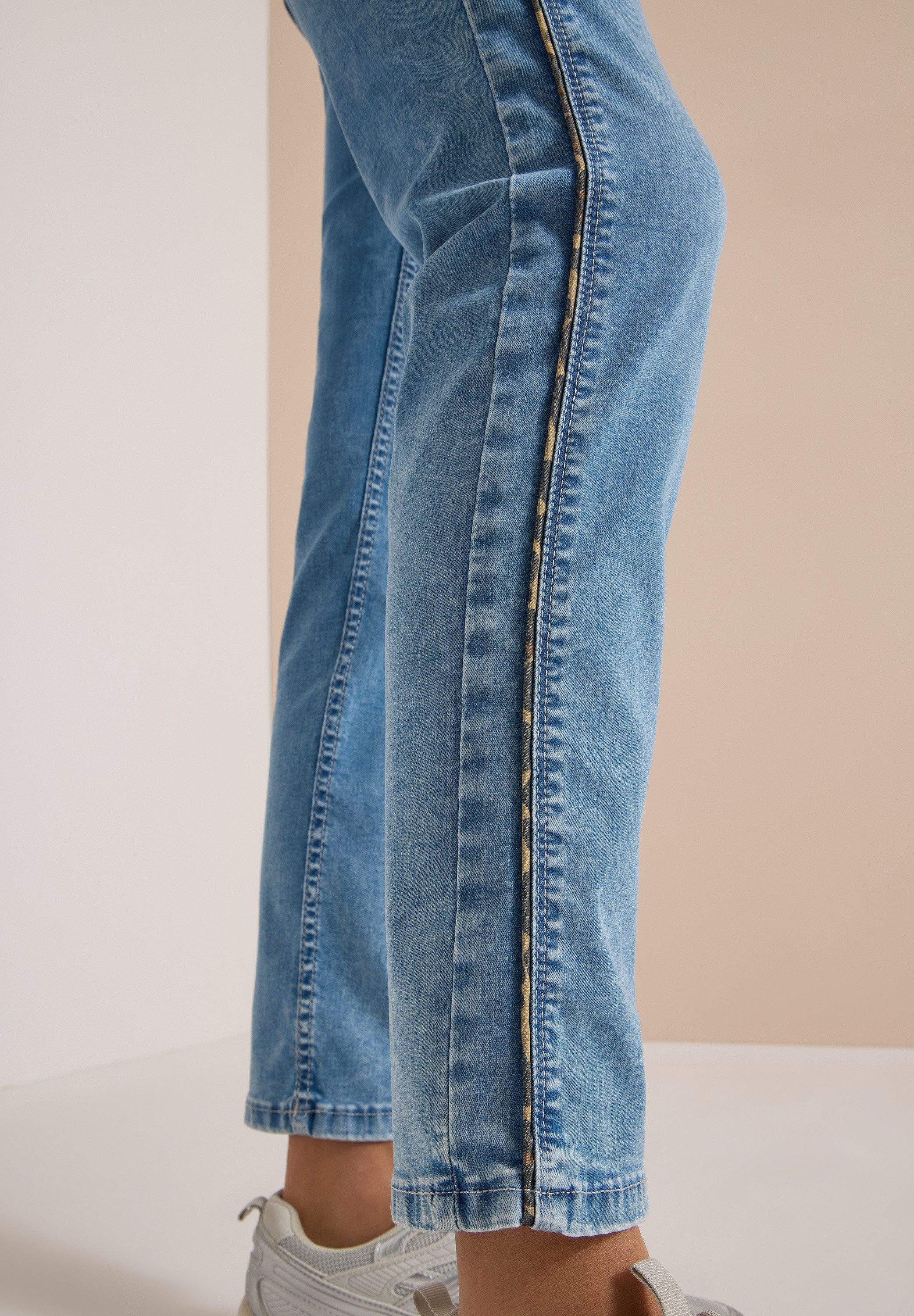 CECIL Straight-Jeans Style Scarlett Straight mit Leo-Pipings / Streifen – Bild 4 von 5