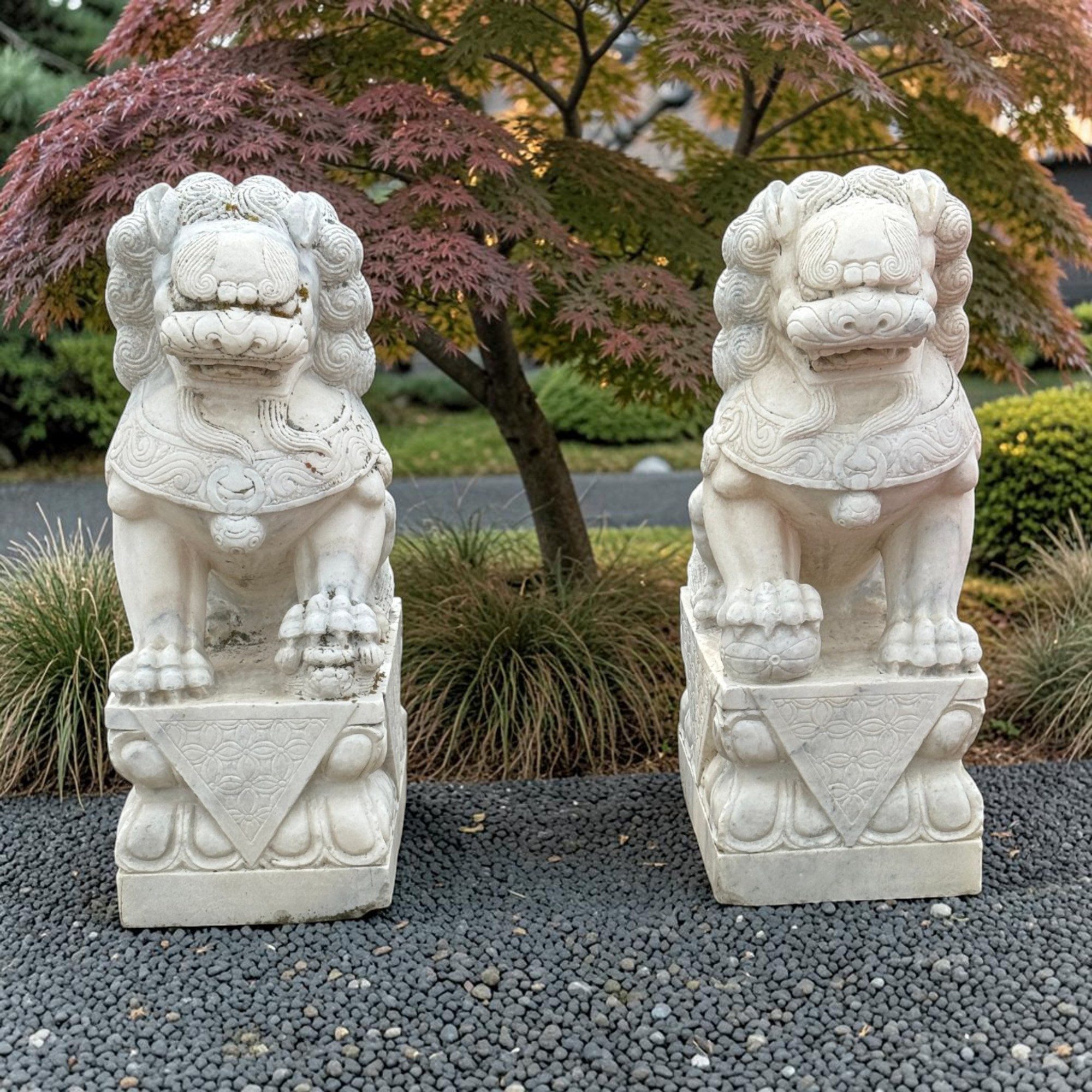 Asien LifeStyle Gartenfigur Wächterlöwen Marmor Paar 86cm, Chinesische Fu Löwen alt Garten massiv