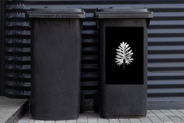 MuchoWow Wandsticker Blatt mit großen Vertiefungen auf schwarzem Hintergrund - schwarz und (1 St), Mülleimer-aufkleber, Mülltonne, Sticker, Container, Abfalbehälter
