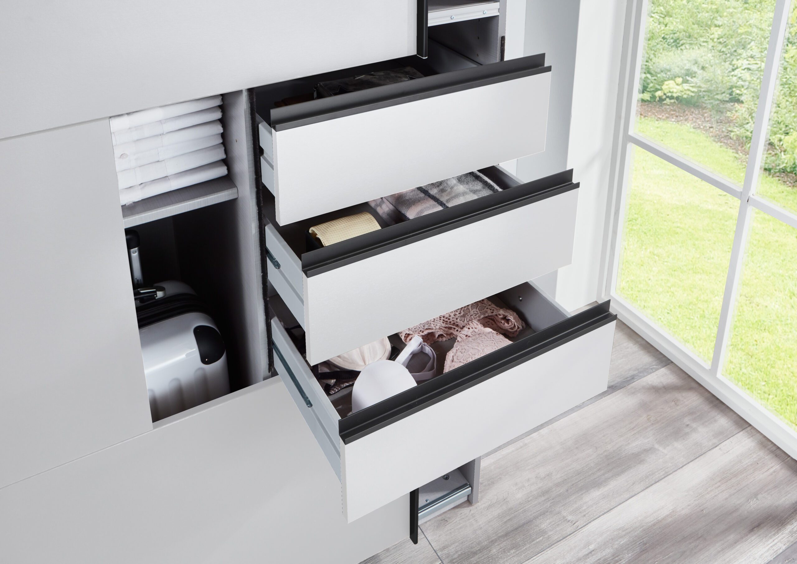 möbel-direkt.de Kleiderschrank Saigon in Weiß und schwarzen Griffen (Spar-Set, 1-St., Kleiderschrank) mit Spiegeltür