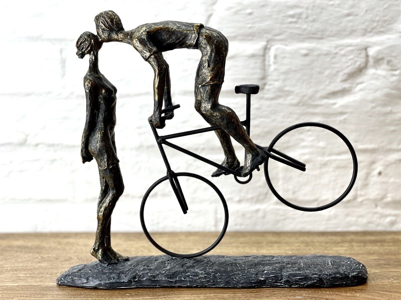 MF Skulptur Dekoobjekt Figur Skulptur Küss Mich Kiss me Fahrradfahrer Liebespaar (1 St)
