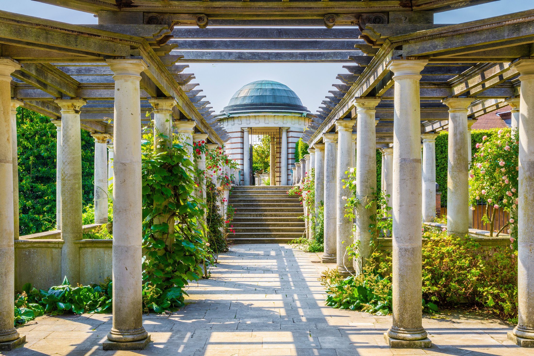 Fototapete ARCHITEKTUR-PERGOLA HÜGEL GARTEN LONDON SÄULEN BLUMEN