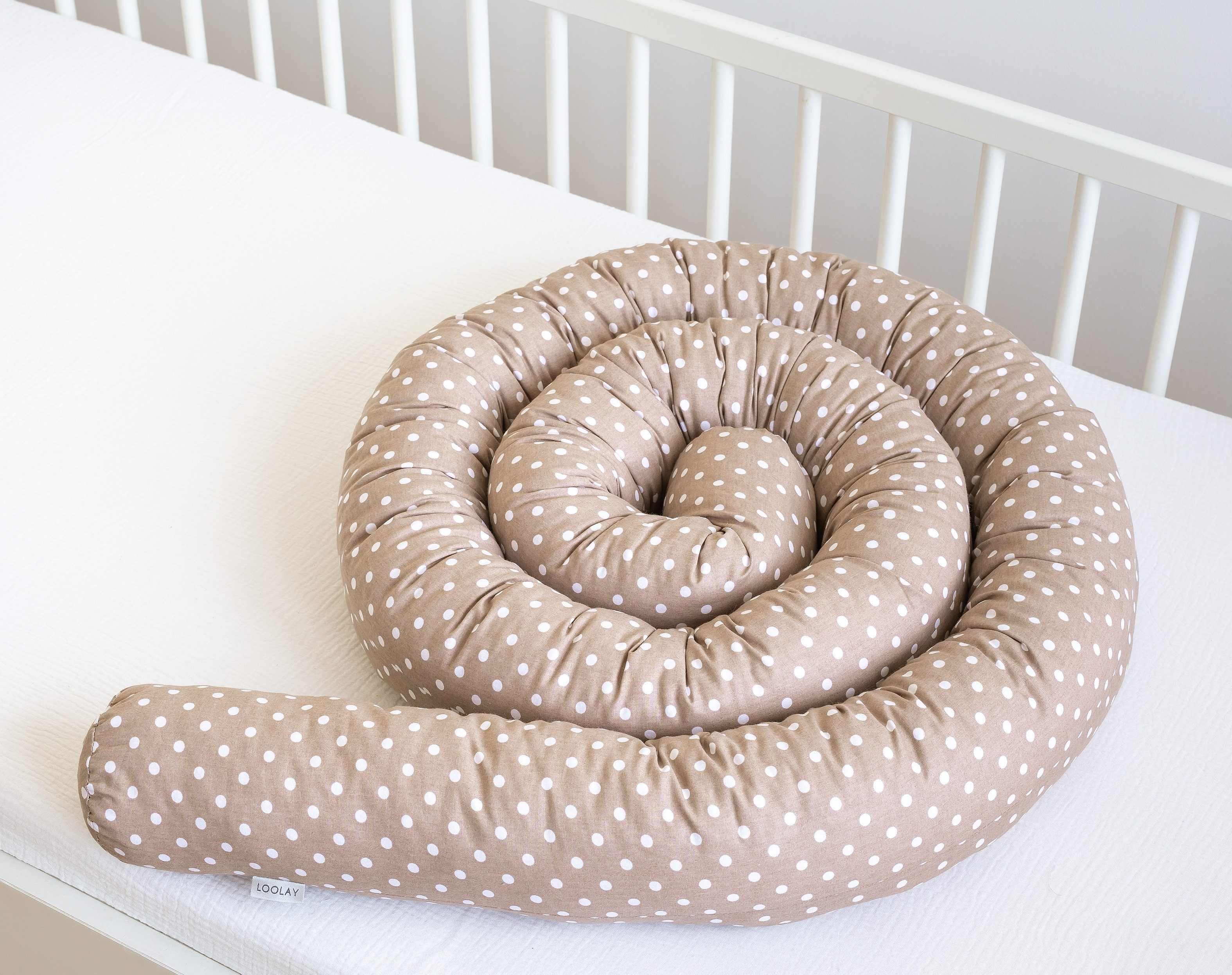 Loolay Nestchenschlange BRAUN Punkte BIO-Baumwolle Multifunktion PREMIUM Bettschlange Taupe, (Bettumrandung Krabbeldecke Babybett Umrandung Schlange Bett Kopfsc – Bild 3 von 5
