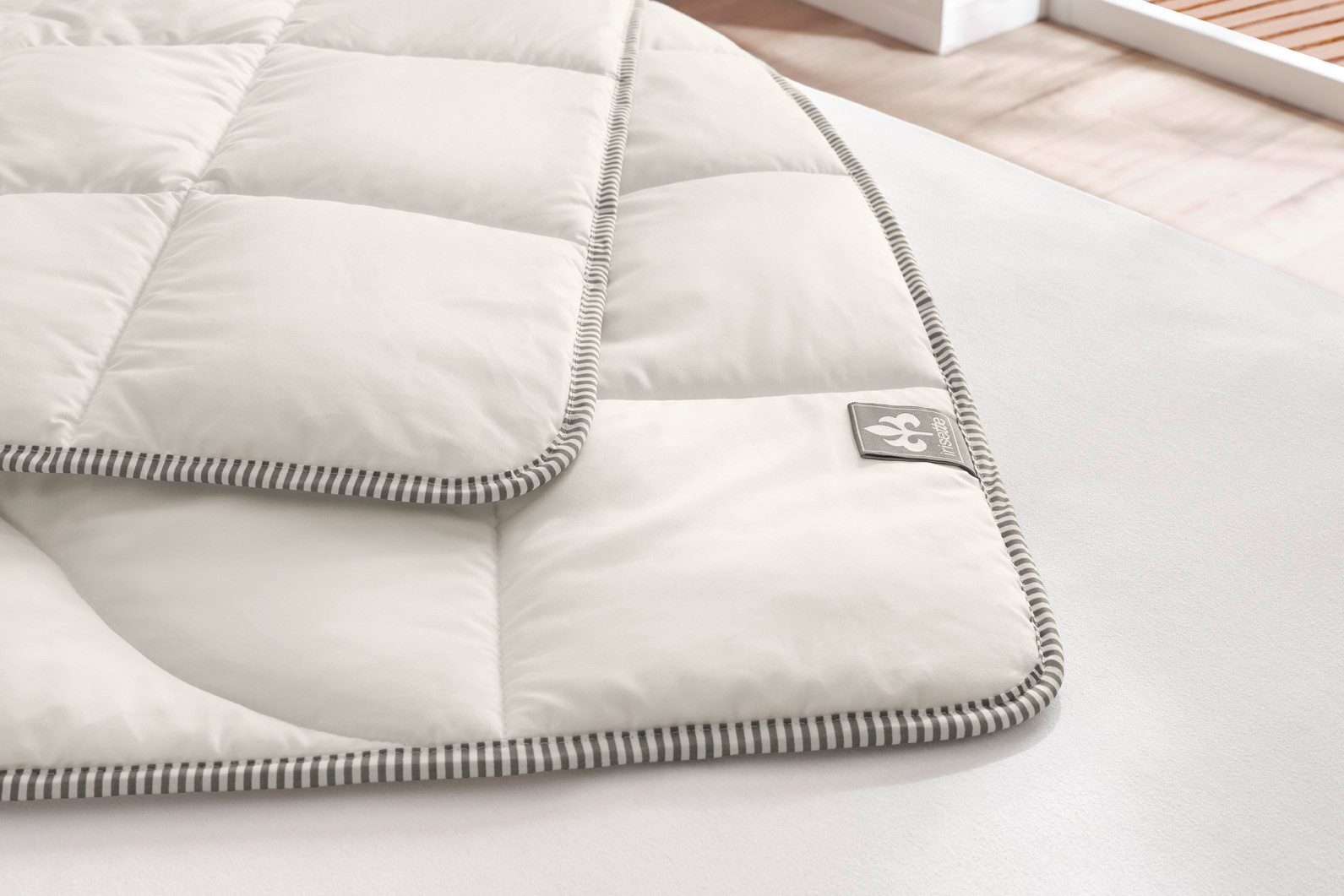 Irisette Naturfaserbettdecke irisette® Sensible Ganzjahres-Bettdecke, Füllung: bauschige Markenhohlfaser, temperatur- und feuchtigkeitsregulierend, Bezug aus Naturmaterialien
