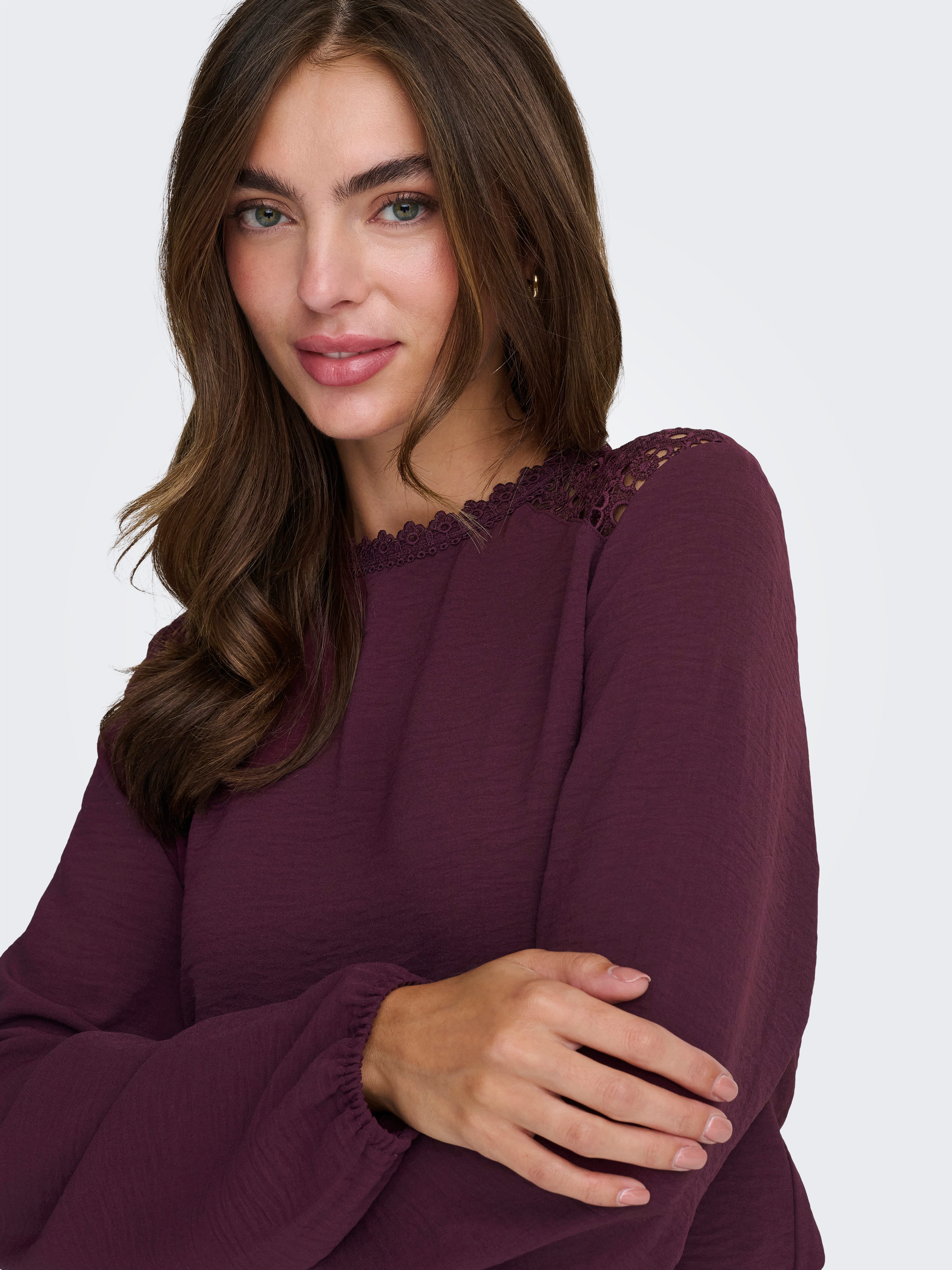 ONLY Shirtbluse ONLKATCHA LIFE LS O-NECK LACE TOP CS WVN Kunstfaser, regular fit, mit Spitzen Detail – Bild 3 von 5