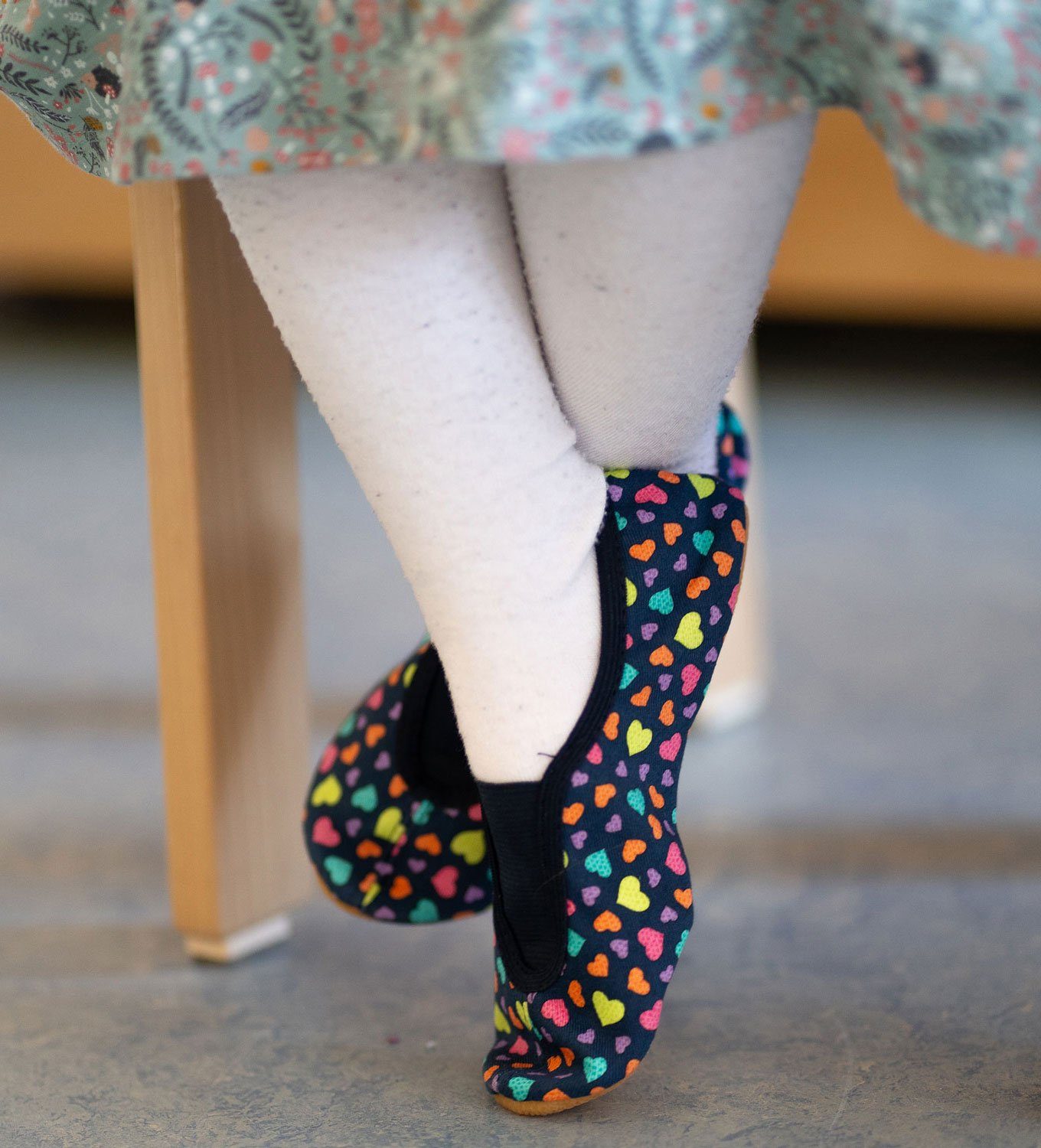 Beck Schläppchen Hearts mit Ristgummi Gymnastikschuh (Barfußschuhe, für schmale Füße und kleinere Kinder besonders geeignet, ab Gr. 18/19 erhältlich) atmungsaktive Baumwolle, rutschfeste Gummi-Sohle