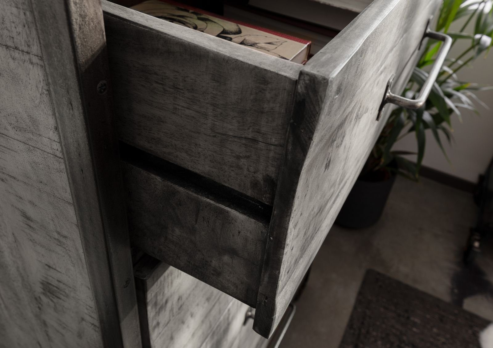 Massivmoebel24 Kommode HEAVY INDUSTRY (Massivholz), Kommode Mango 81x46x122 grau lackiert HEAVY INDUSTRY #117