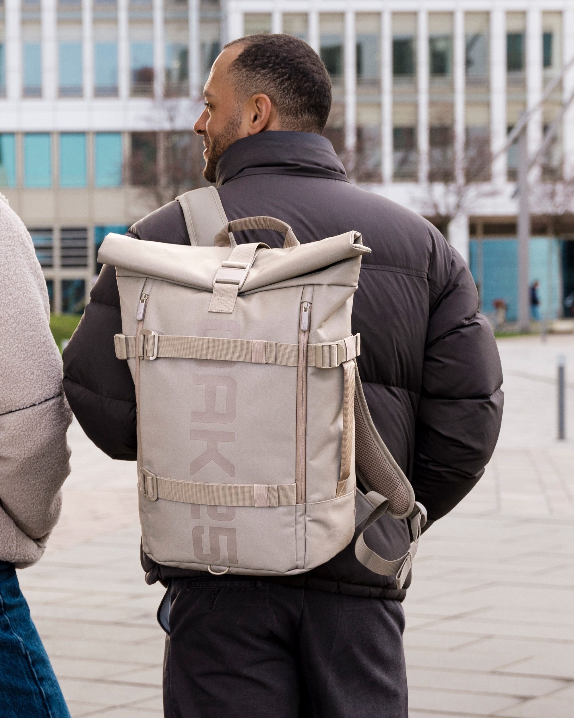 OAK25 Cityrucksack Luminite Rolltop Rucksack reflektierend (1-tlg), Roll Top Backpack mit Laptopfach bis 16 Zoll, wasserabweisend