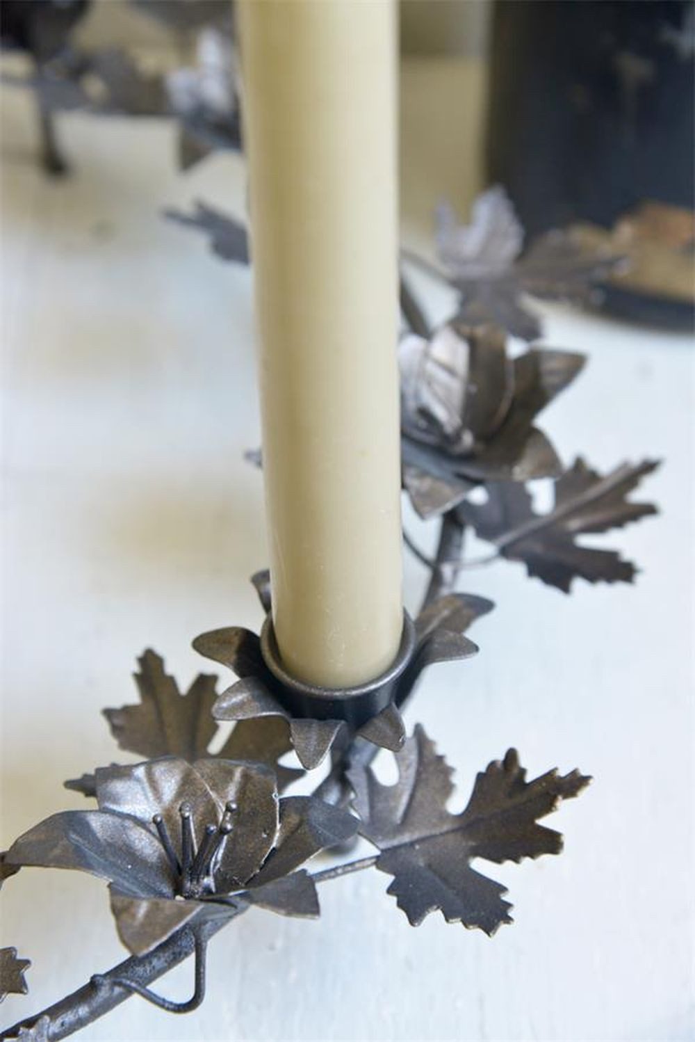 Jeanne d´Arc living Adventskranz Kerzenkranz Eisen 4 Kerzenhalter Blüten Dekokranz Vintage, Mit dekorativen Metallblättern und natürlicher Patina