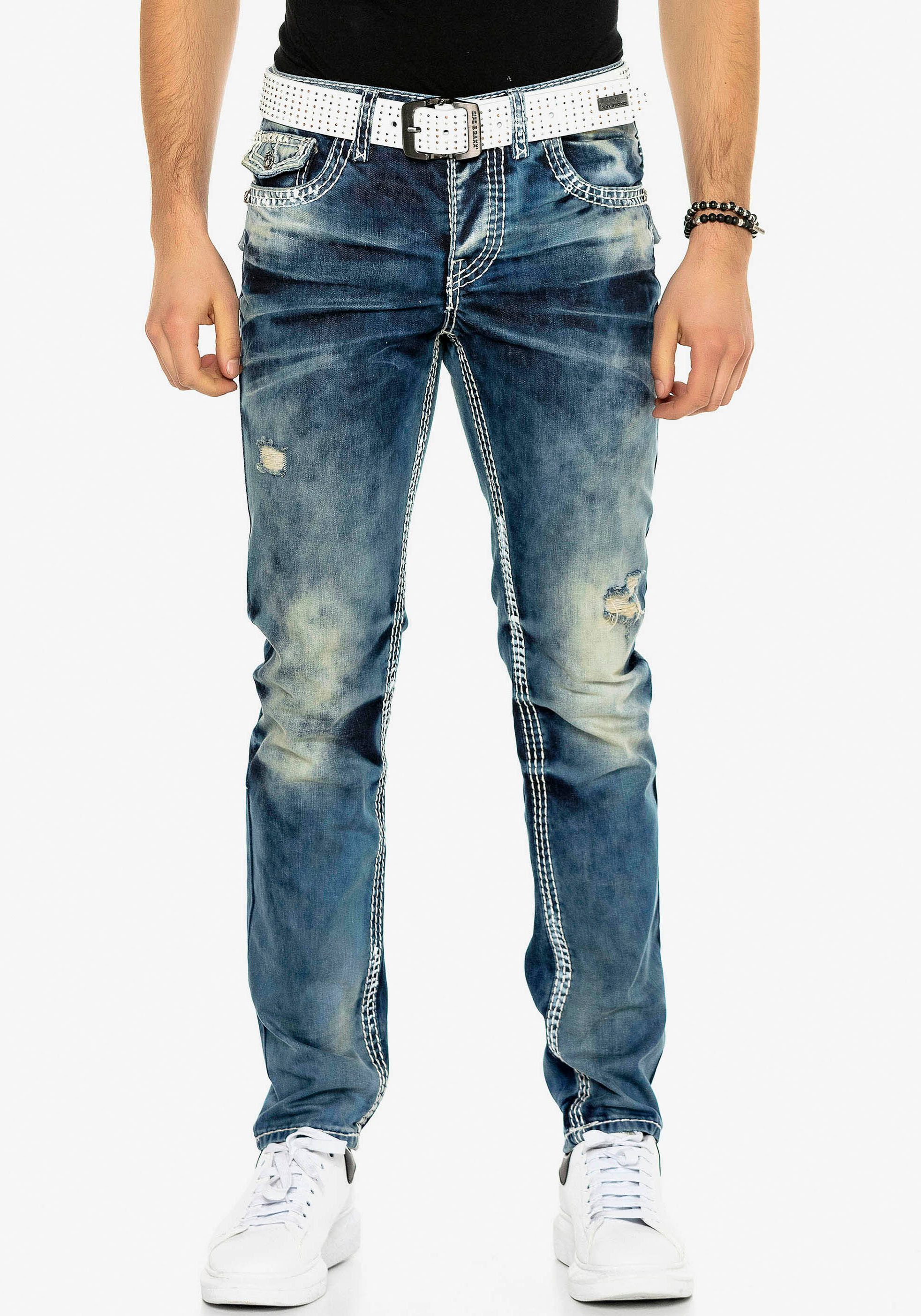 Cipo & Baxx Straight-Jeans mit Destroyed Effekt und vielen Details günstig online kaufen