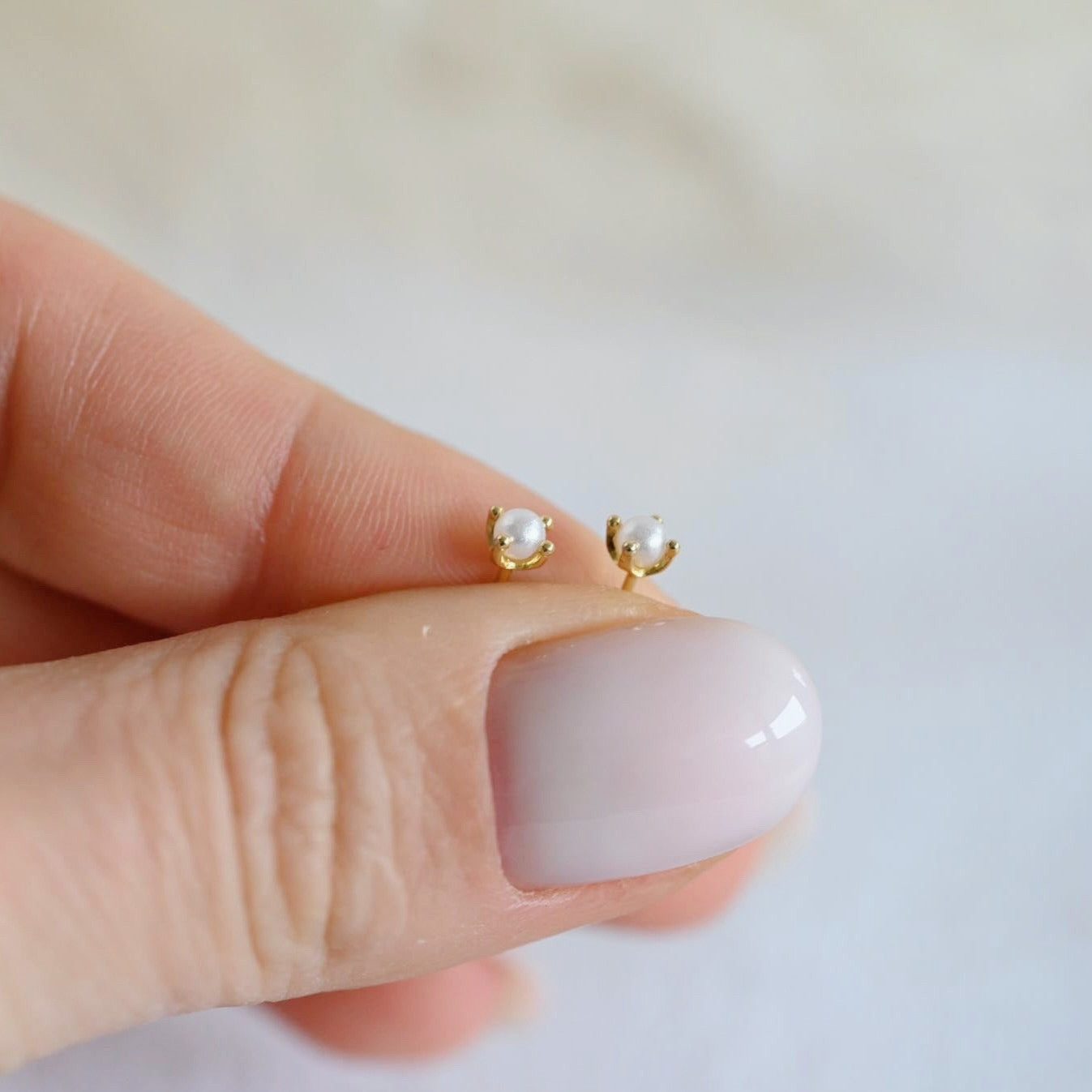 Runde Perlé Perlenohrringe winzige zarte Perlenohrstecker, minimalistische günstig online kaufen