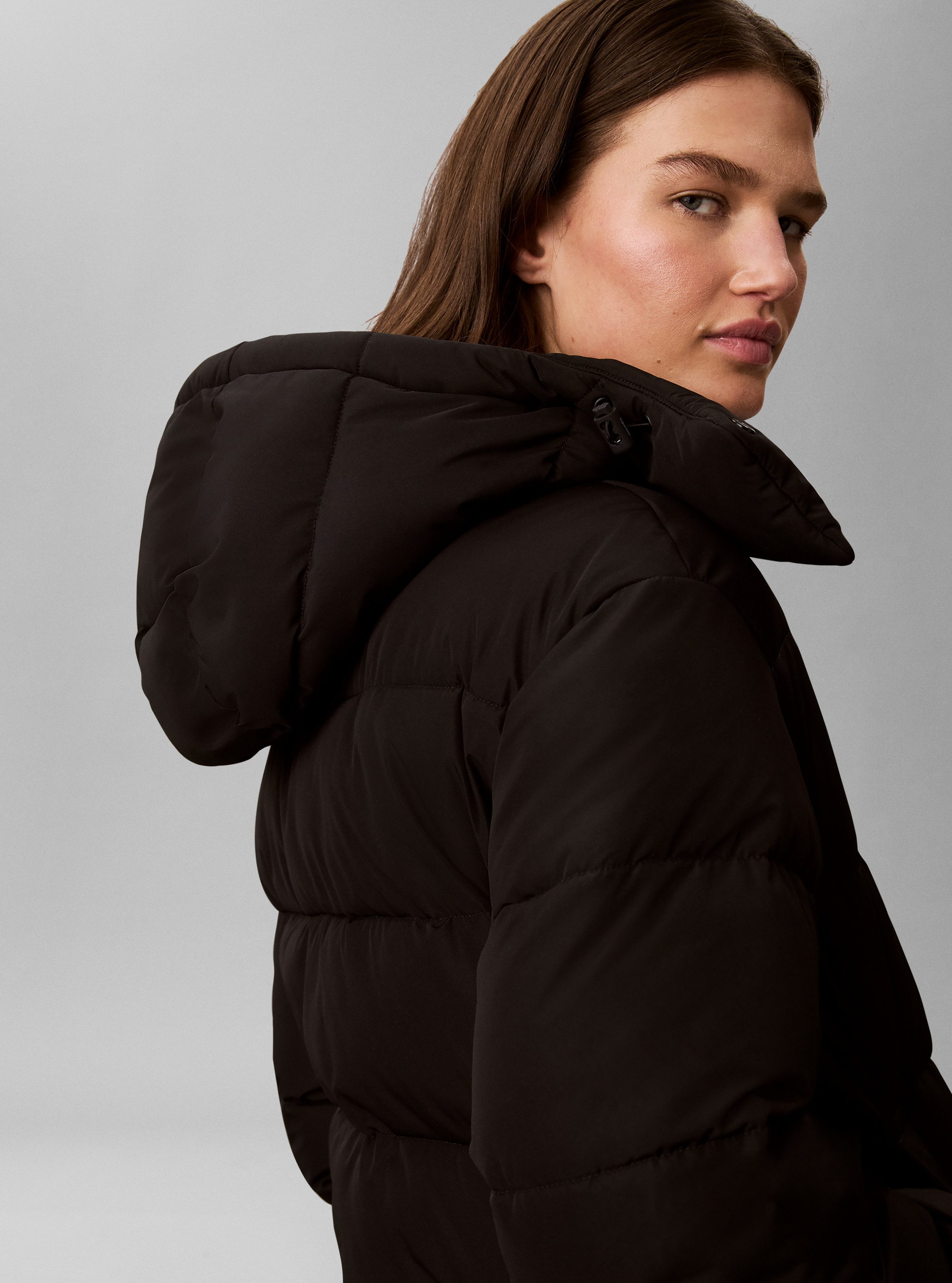 Calvin Klein Jeans Steppjacke MATTE MONOLOGO SHORT PUFFER Mit Kapuze, Logoschriftzug – Bild 4 von 5