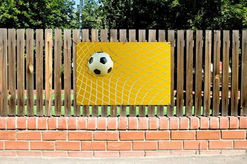 Wallario Sichtschutzzaunmatten Fußball im Tor - Hintergrund gelb