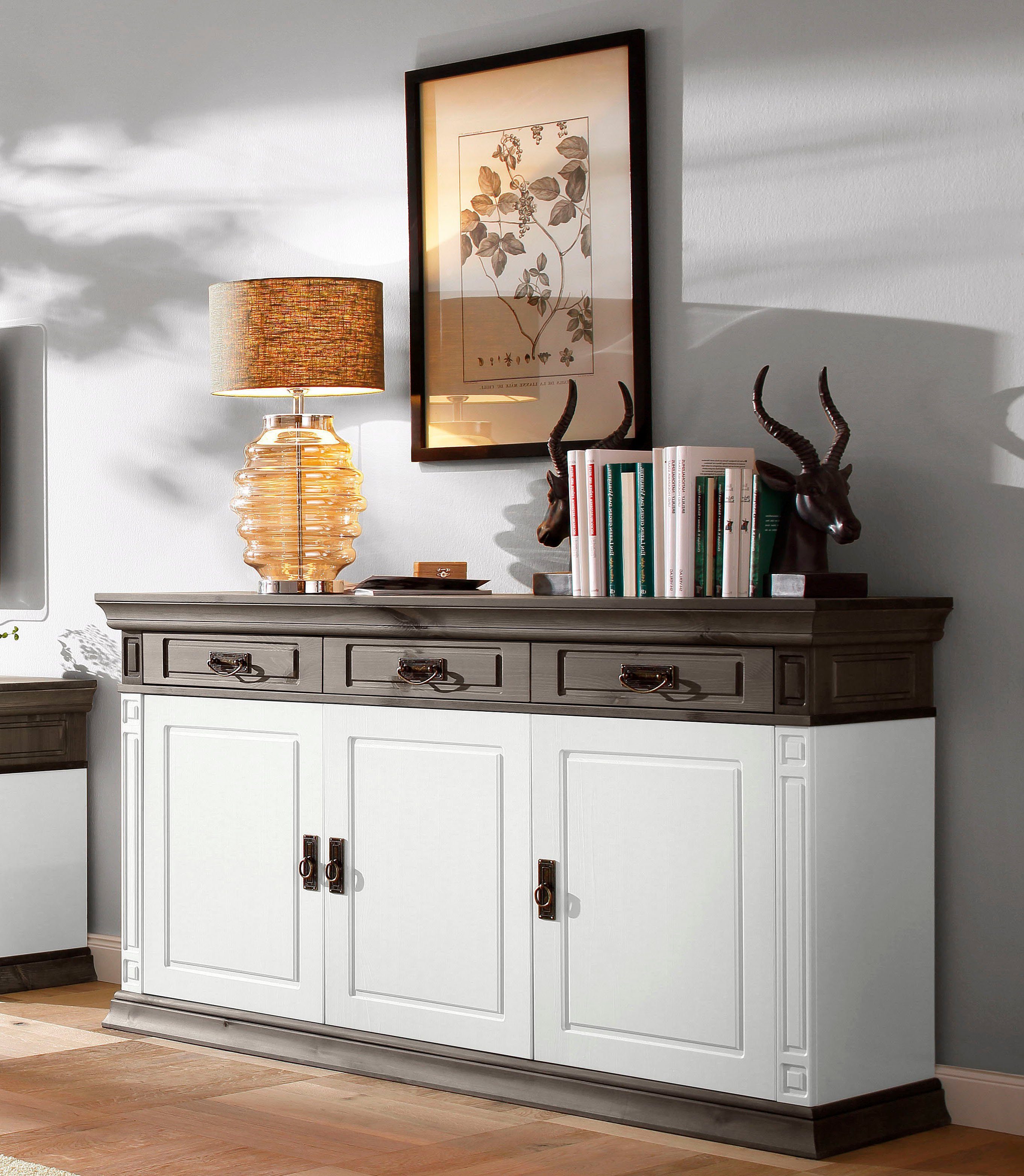 OTTO home Sideboard Vinales, kommode 3 Schubläden, 3 Türen, 2 Einlegeböden (B/T/H: 155/39/83 cm), Messinggriffe im Jugendstil, Zierleiste und eleganter Sockel