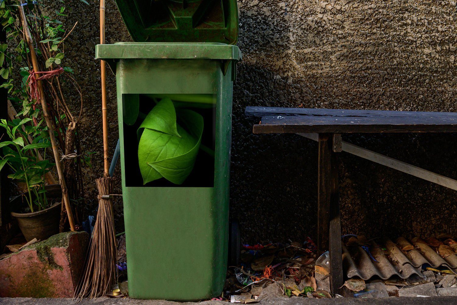 MuchoWow Wandsticker Blattes (1 Sticker, Mülltonne, Details Container, grünen St), eines Die schwarzem vor Abfalbehälter Mülleimer-aufkleber, Hintergrund