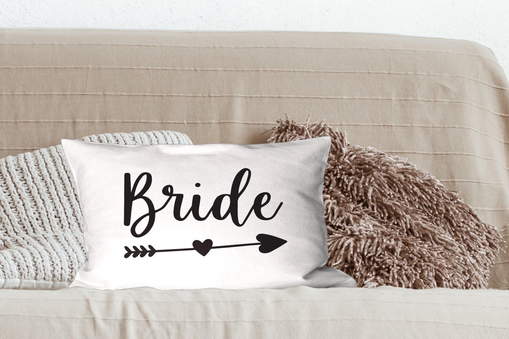 Dekokissen "Braut" auf Schlafzimmer Füllung, durch dem Pfeil Wort Dekoration, einem Hintergrund, Zierkissen, weißen Herz MuchoWow Dekokissen Wohzimmer mit ein mit