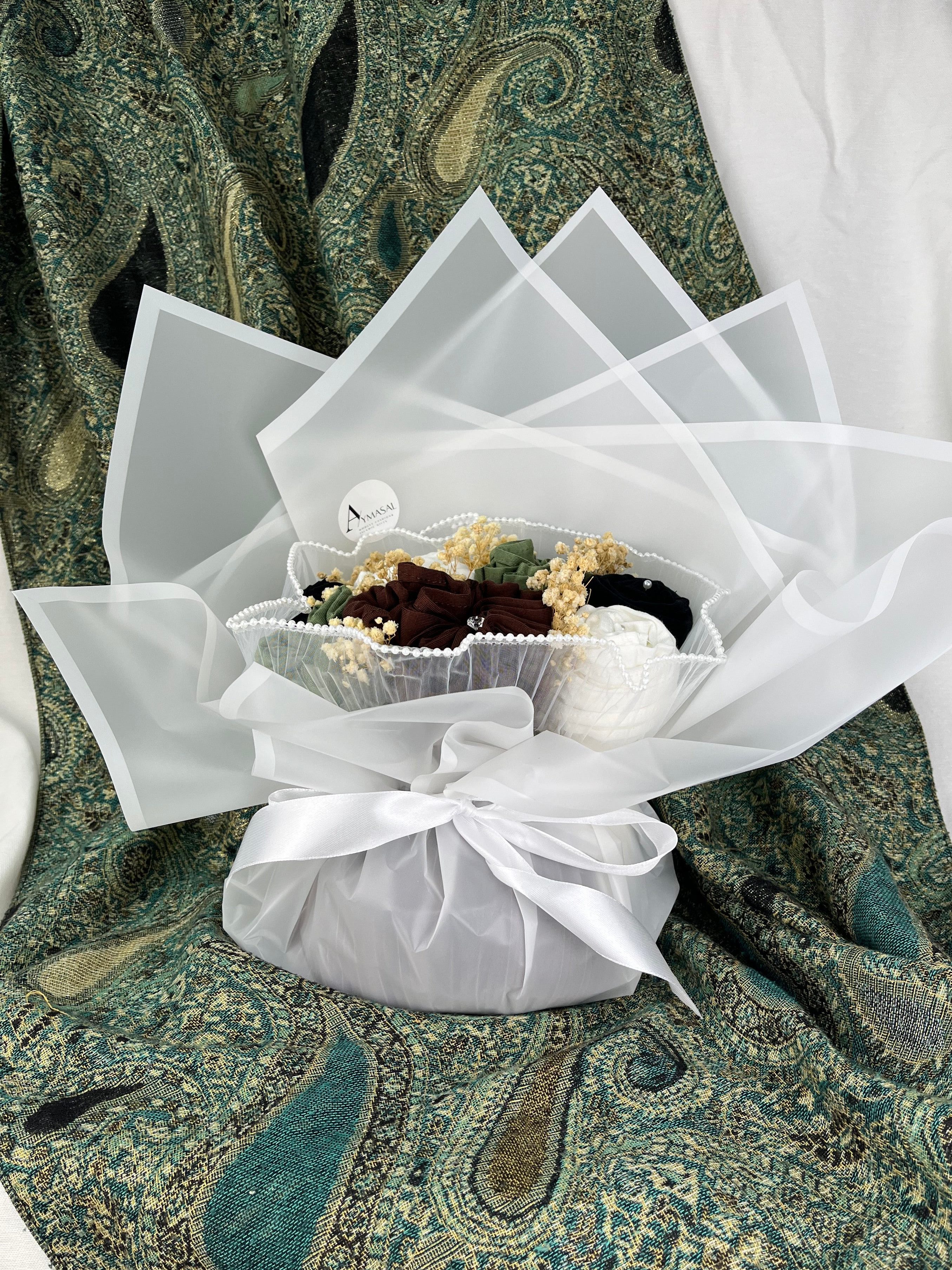 Aymasal Kopftuch Hijab Bouquet Strauss - Geschenkstrauß persönliches Geschenk Islam, (Mehrteiliges Set, 3 Jersey Hijabs, 4 Hijab Nadeln, Bouquet Geschenkverpackung), Hijab Geschenkstrauß Jersey Kopftuch Set 3 Tücher Geschenkidee für Eid
