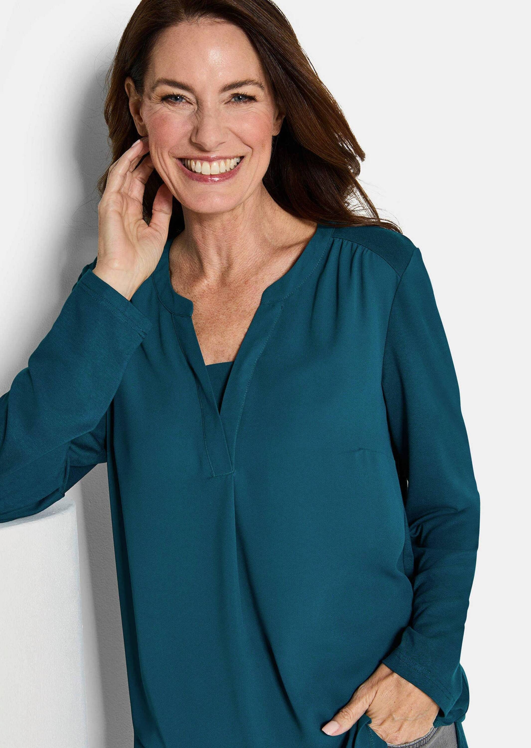 GOLDNER Shirtbluse Kurzgröße: Langarmshirt mit Rundhals und V-Schlitz und langen Ärmeln – Bild 4 von 5