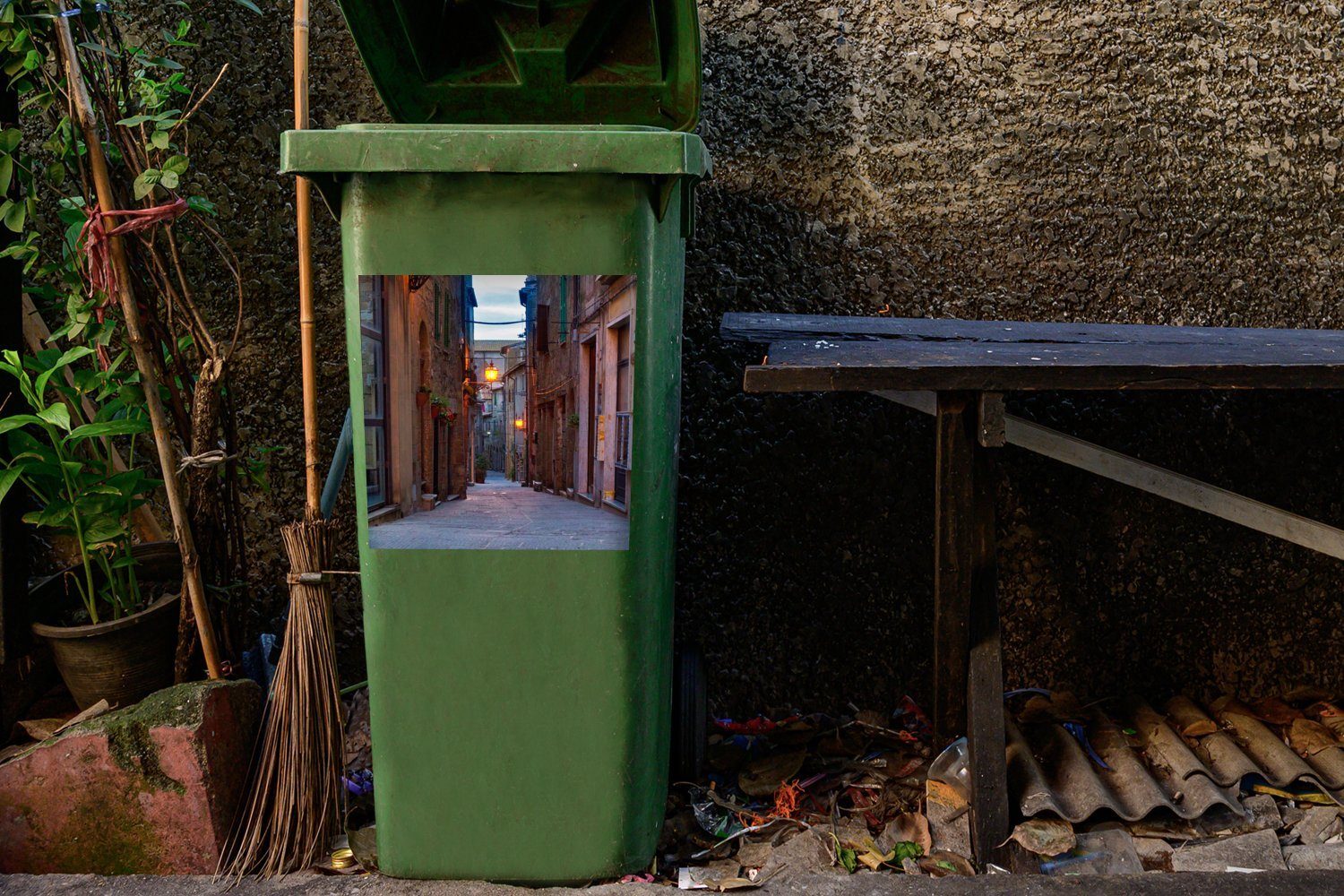 in Sticker, Mülltonne, Container, Gasse MuchoWow St), der Wandsticker (1 Toskana Dunkle Mülleimer-aufkleber, Abfalbehälter
