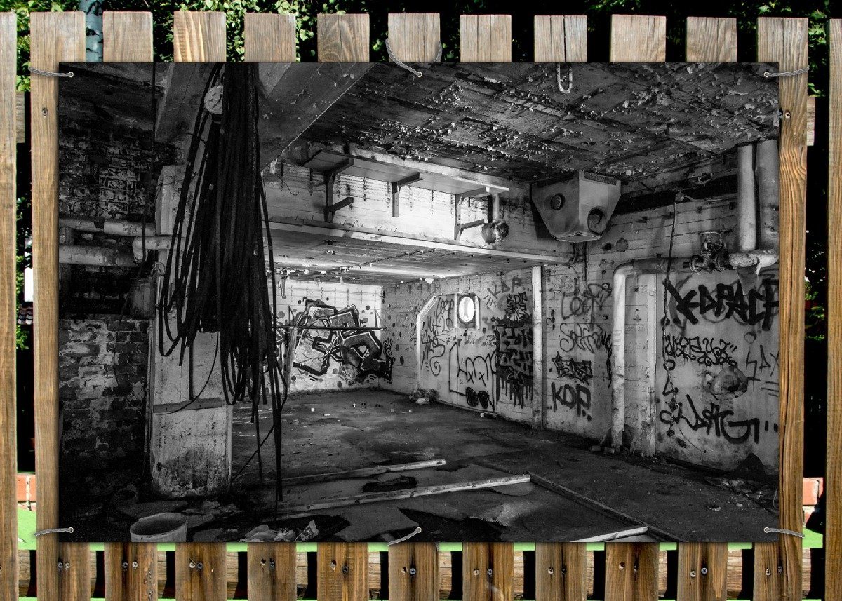 Thumbnail - Wallario Sichtschutzzaunmatten Alte verlassene Fabrik in schwarz weiß mit Graffiti