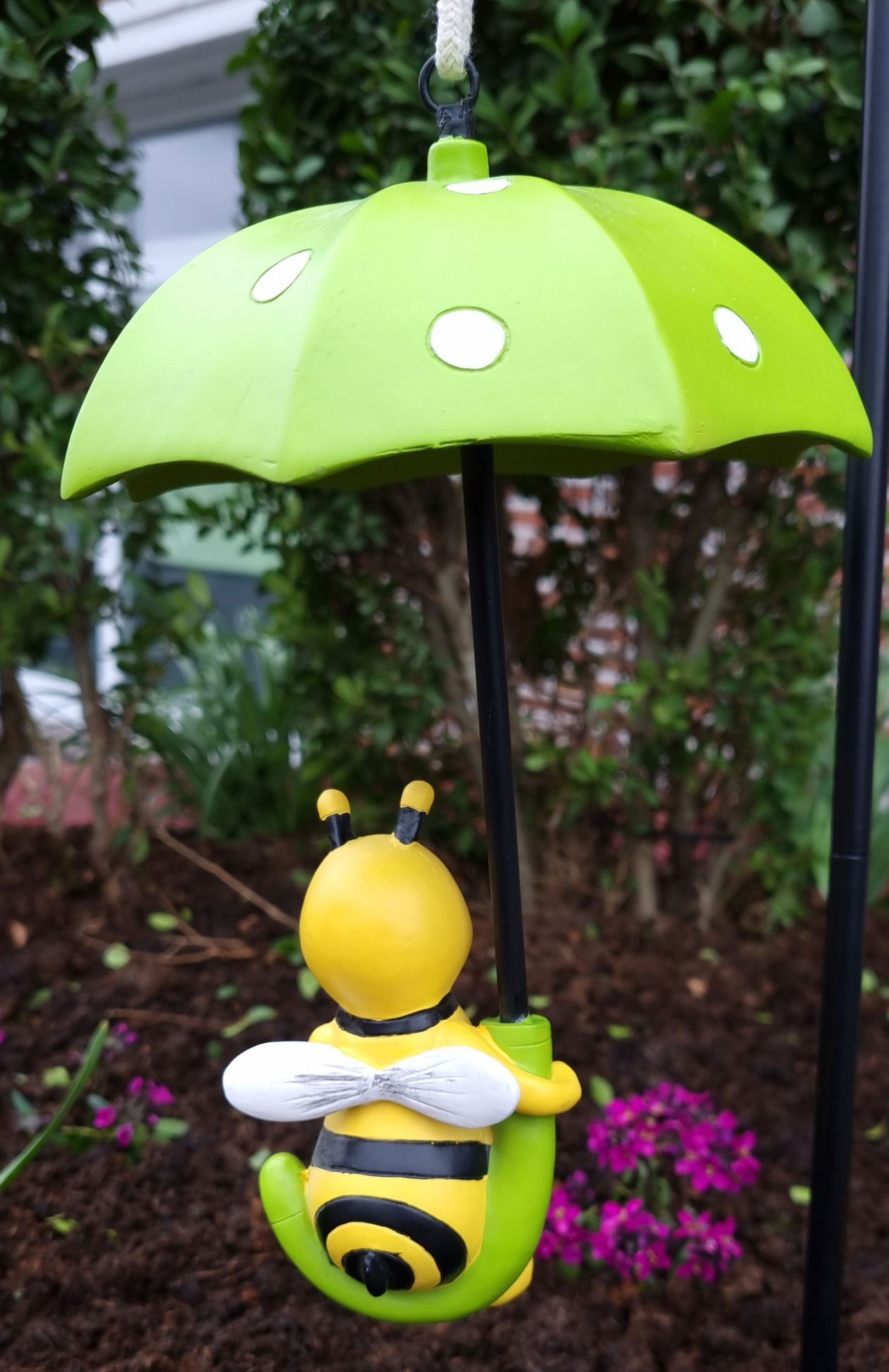 (1 Regenschirm Gartenfigur sitzend, handbemalt Fachhandel im Dekofigur lustige Plus Biene St),