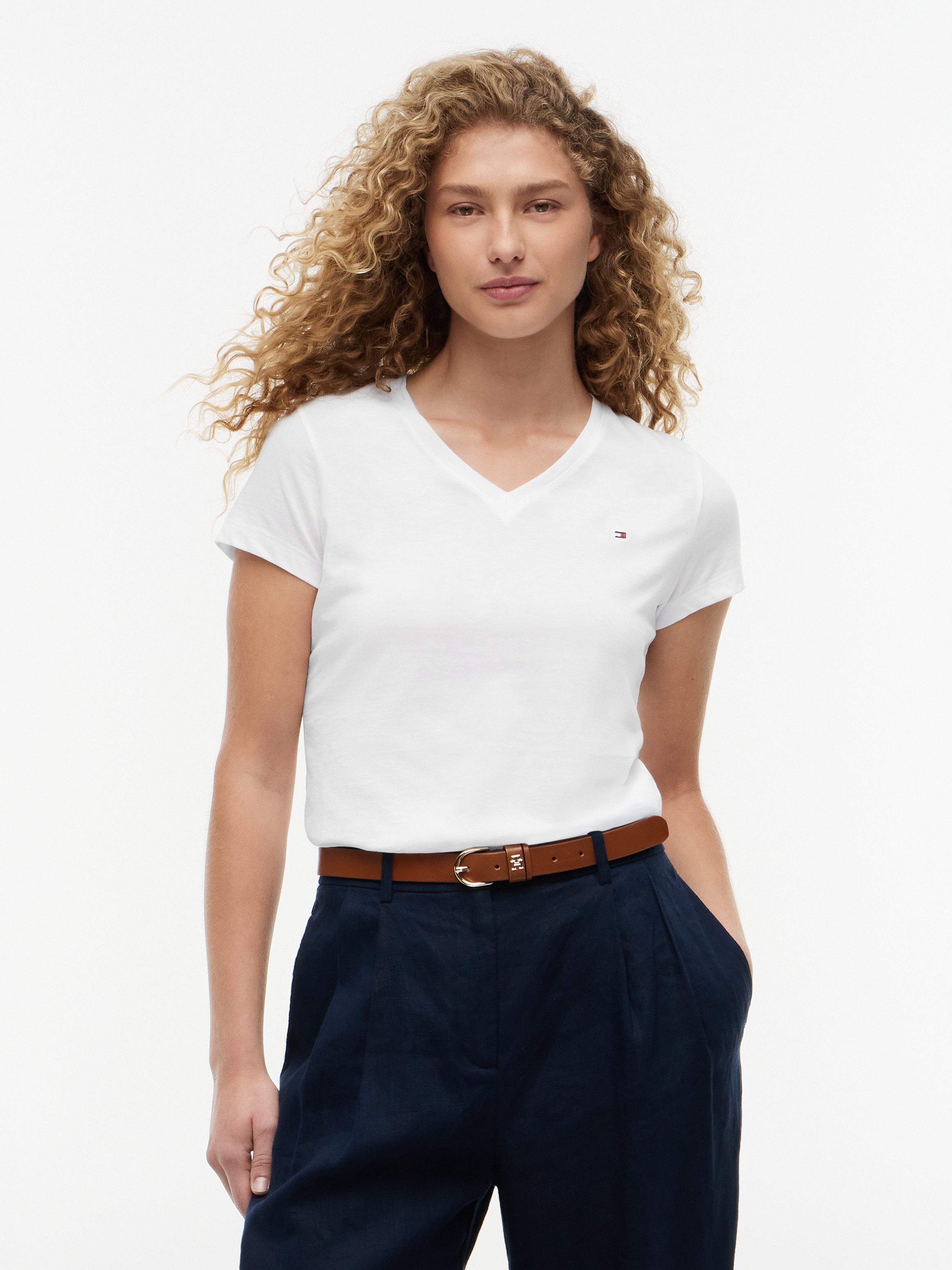 Tommy Hilfiger T-Shirt HERITAGE V-NK TEE mit Tommy Hilfiger Logo-Flag auf der Brust