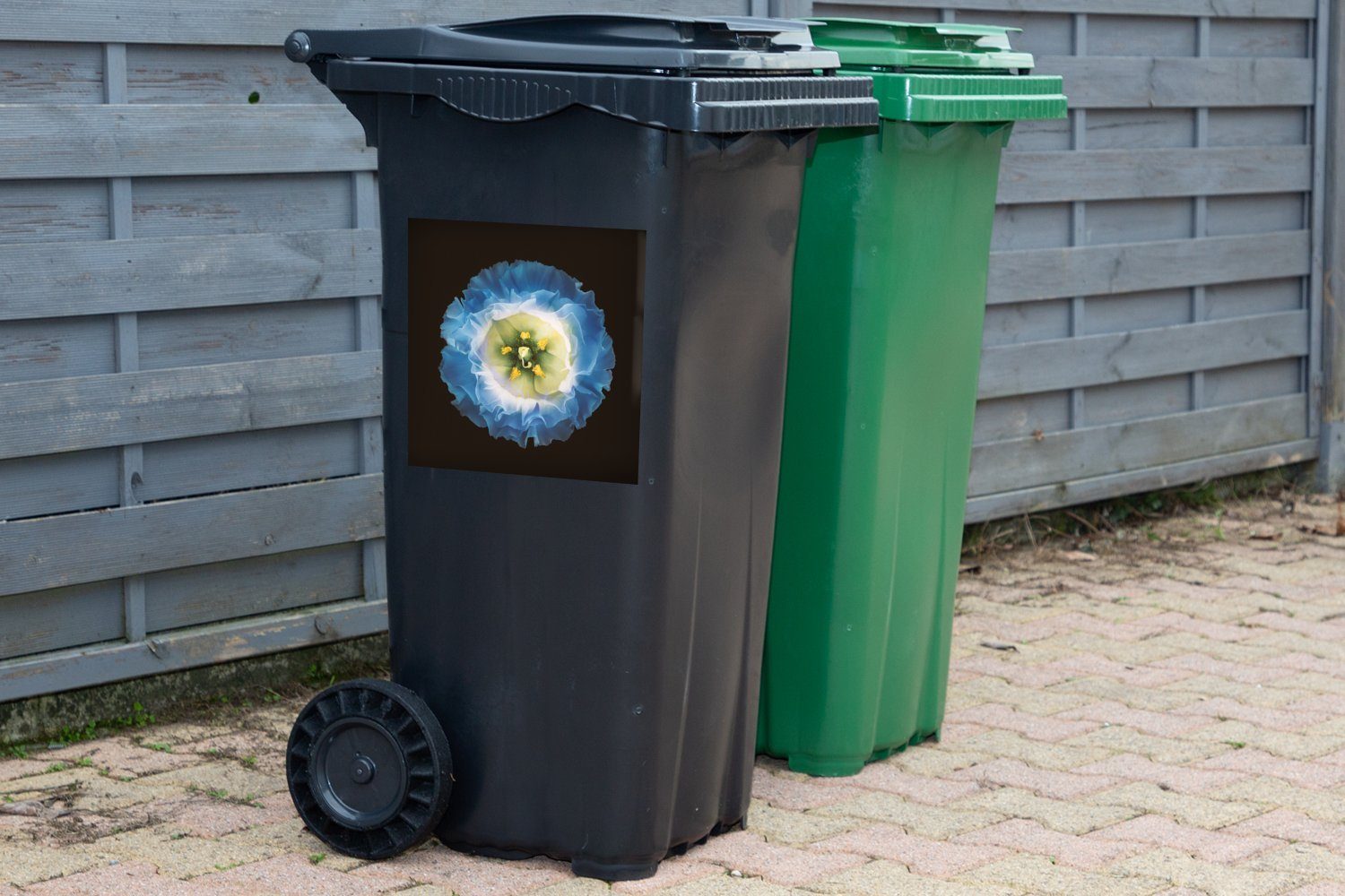 MuchoWow Wandsticker Eine Nahaufnahme einer Mülltonne, Sticker, (1 Abfalbehälter schwarzem Blume auf Mülleimer-aufkleber, Container, Hintergrund St), blauen