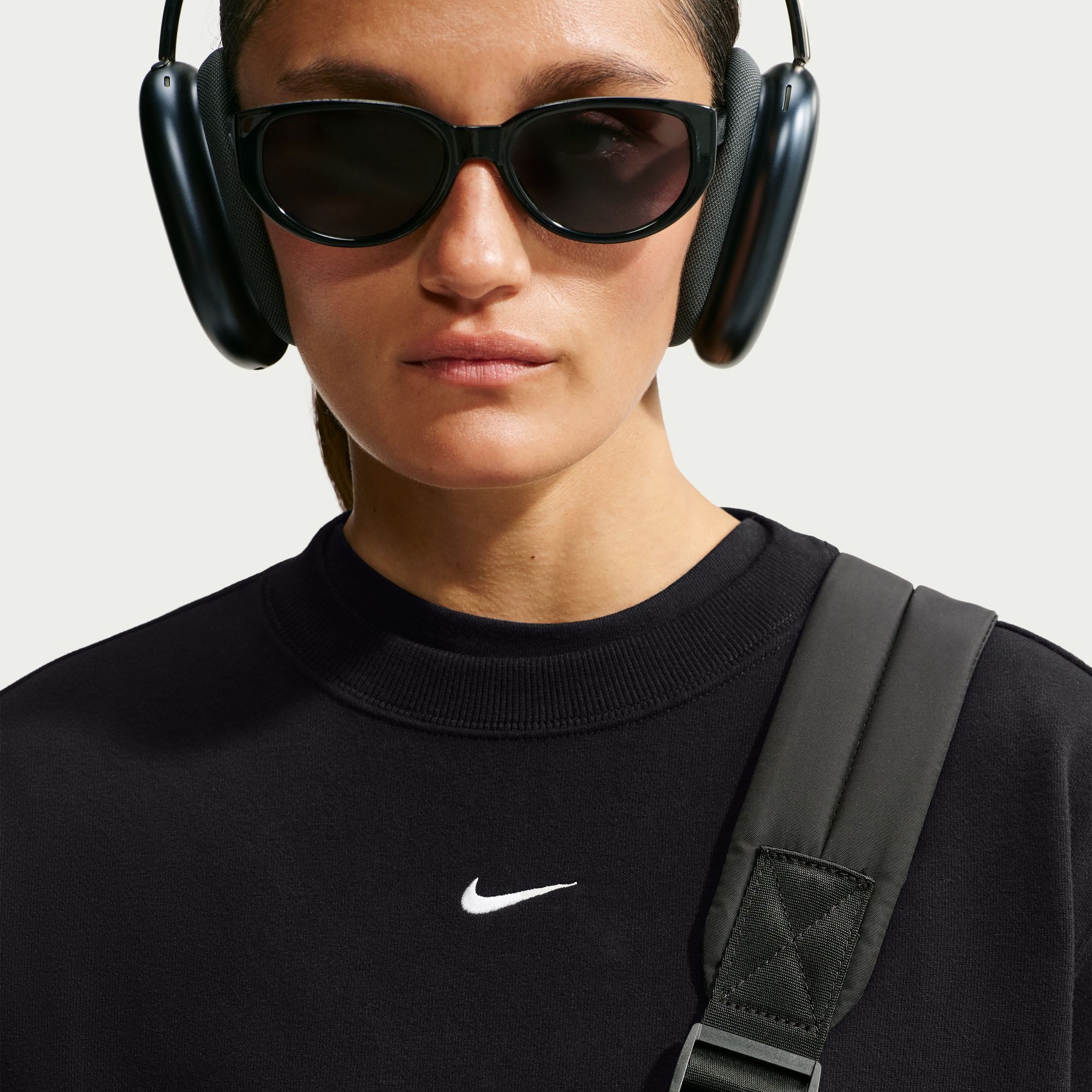 Nike Sportswear Sweatshirt W NK STDO FLC LW STD CREW mit Rundhalsausschnitt, aus angerauter Sweatware, in normaler Länge – Bild 2 von 5