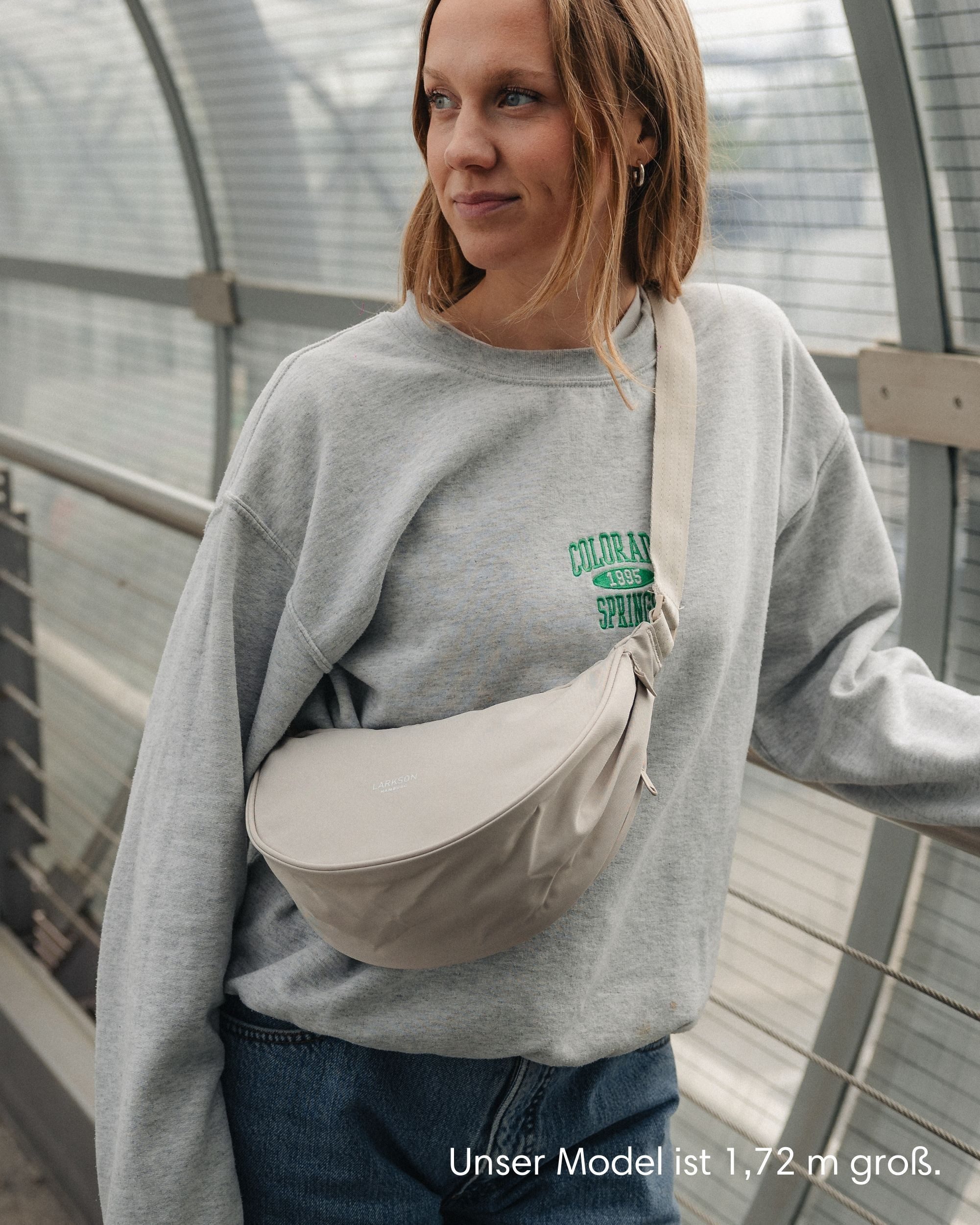 LARKSON Umhängetasche Solveig Small Halbmondtasche für Damen und Herren, Stylische Crossbody Bag in Halbmond Form