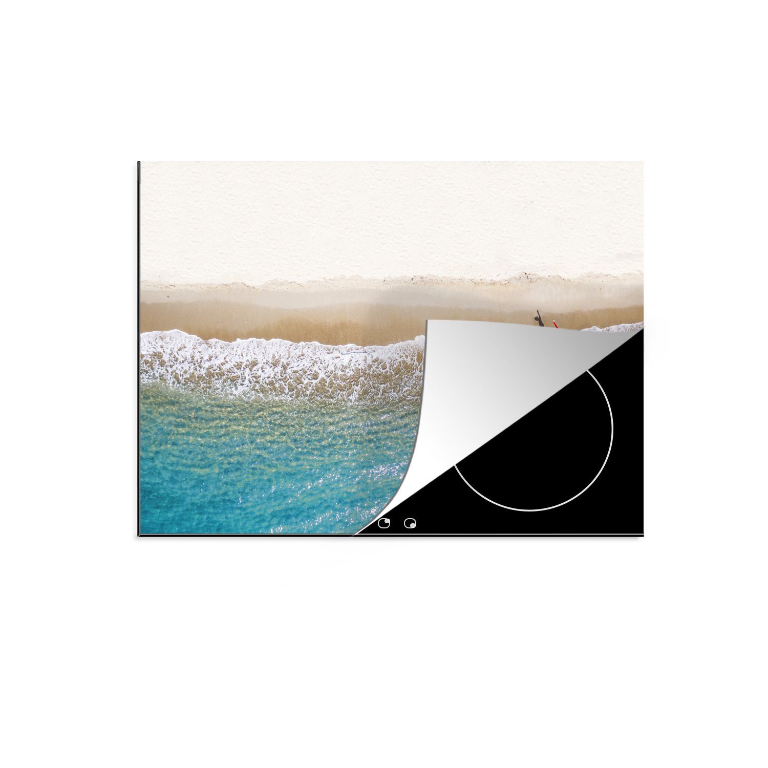 Vinyl, Wellen bei blauen den Arbeitsfläche Herdblende-/Abdeckplatte Strand, 70x52 Menschen (1 am Mobile tlg), Ceranfeldabdeckung MuchoWow nutzbar, cm,