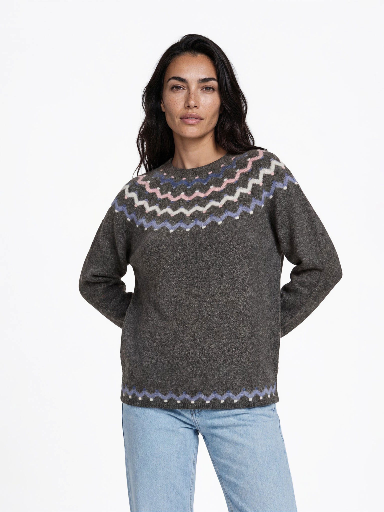 FRISTED Strickpullover Damen Rundhals Lammwolle Jacquard Relaxed Fit Langarm casual Feine Strickqualität mit Zickzack-Details und seitlichen Schlitzen